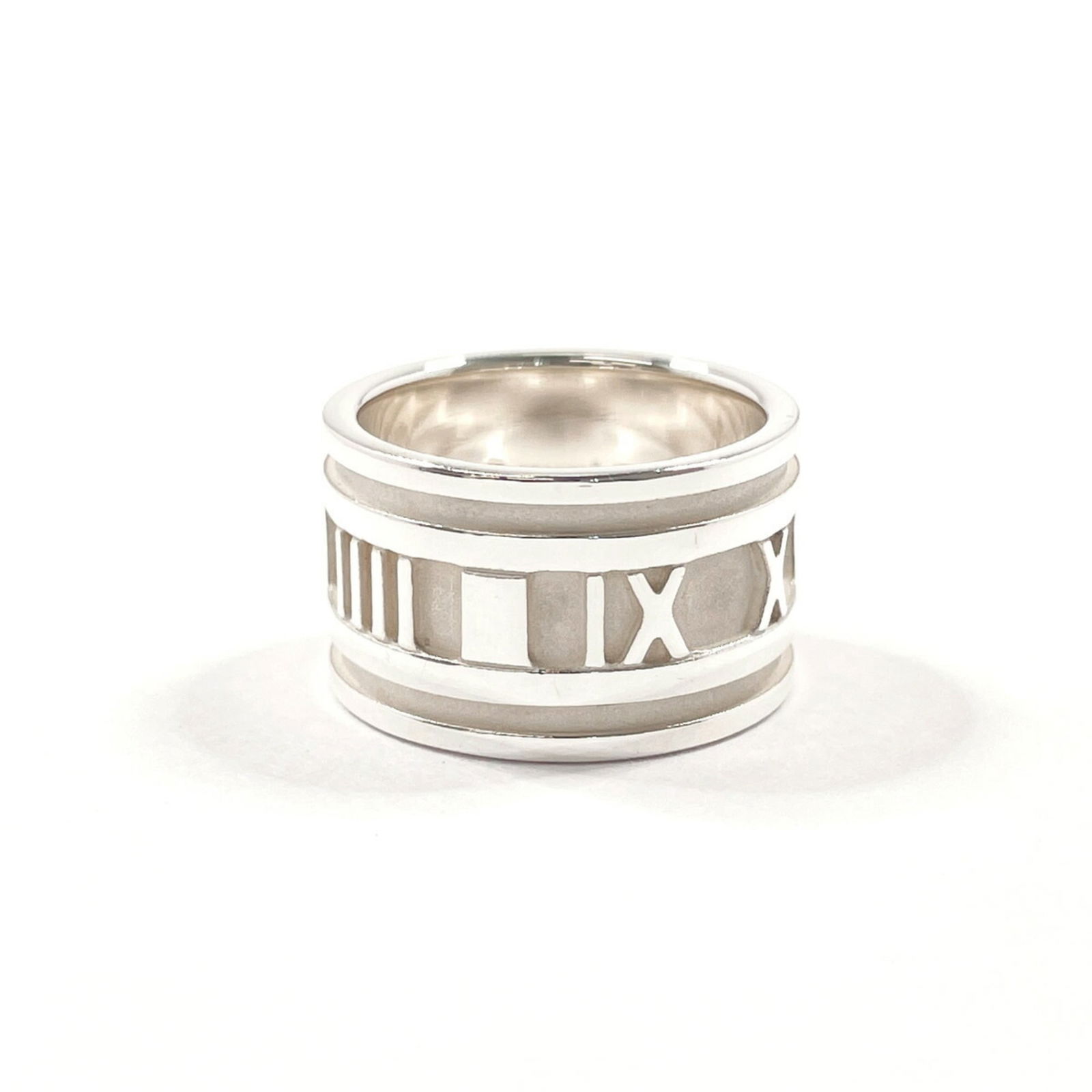 925 Tiffany Band Ring Silver: 925 Tiffany Band Ring Silver This listing features 925 Tiffany Band Ring Silver. Item specifics are provided below. Item Specifics: Brand: Tiffany Type: Band Ring Gender: Women Color: Silver