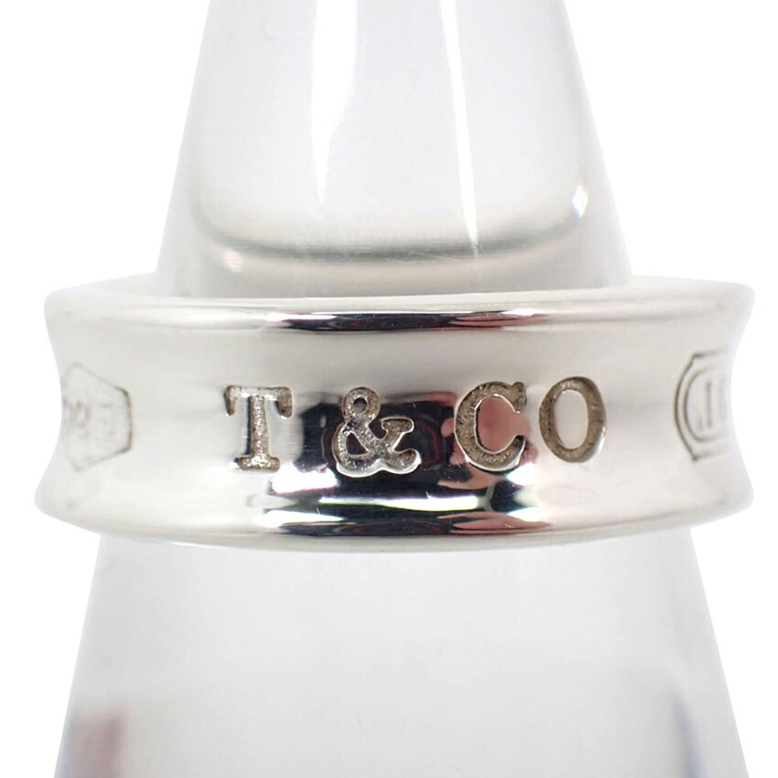 925 Tiffany Band Ring Sterling Silver: 925 Tiffany Band Ring Sterling Silver This listing features 925 Tiffany Band Ring Sterling Silver. Item specifics are provided below. Item Specifics: Brand: Tiffany Type: Band Ring Gender: Women Mater
