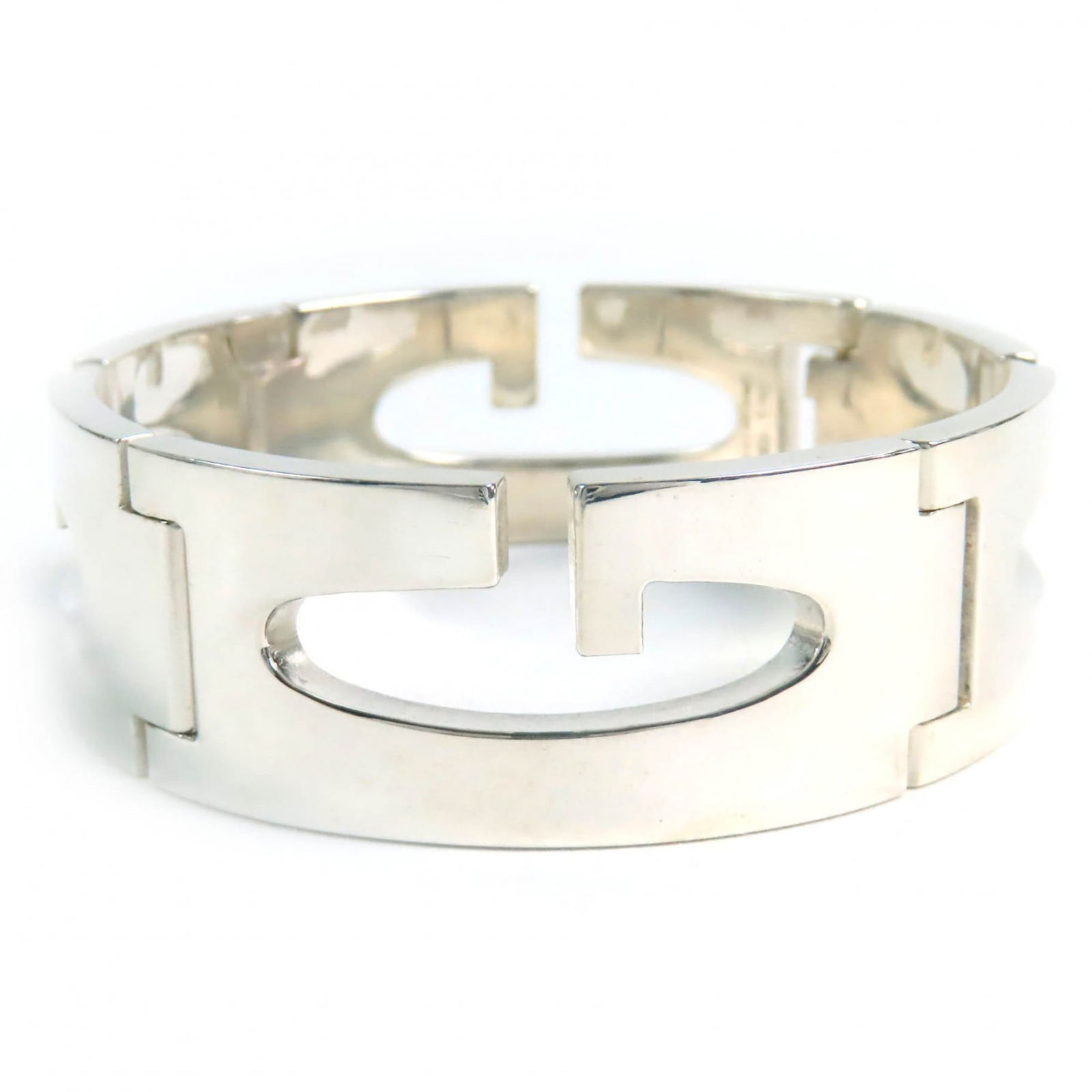 Bangle Gucci: Bangle Gucci This listing features Bangle Gucci. Item specifics are provided below. Item Specifics: Brand: Gucci Type: Bangle Gender: Men Metal: Silver Metal Purity: Silver925 Length: 21.5cm / 8.46''