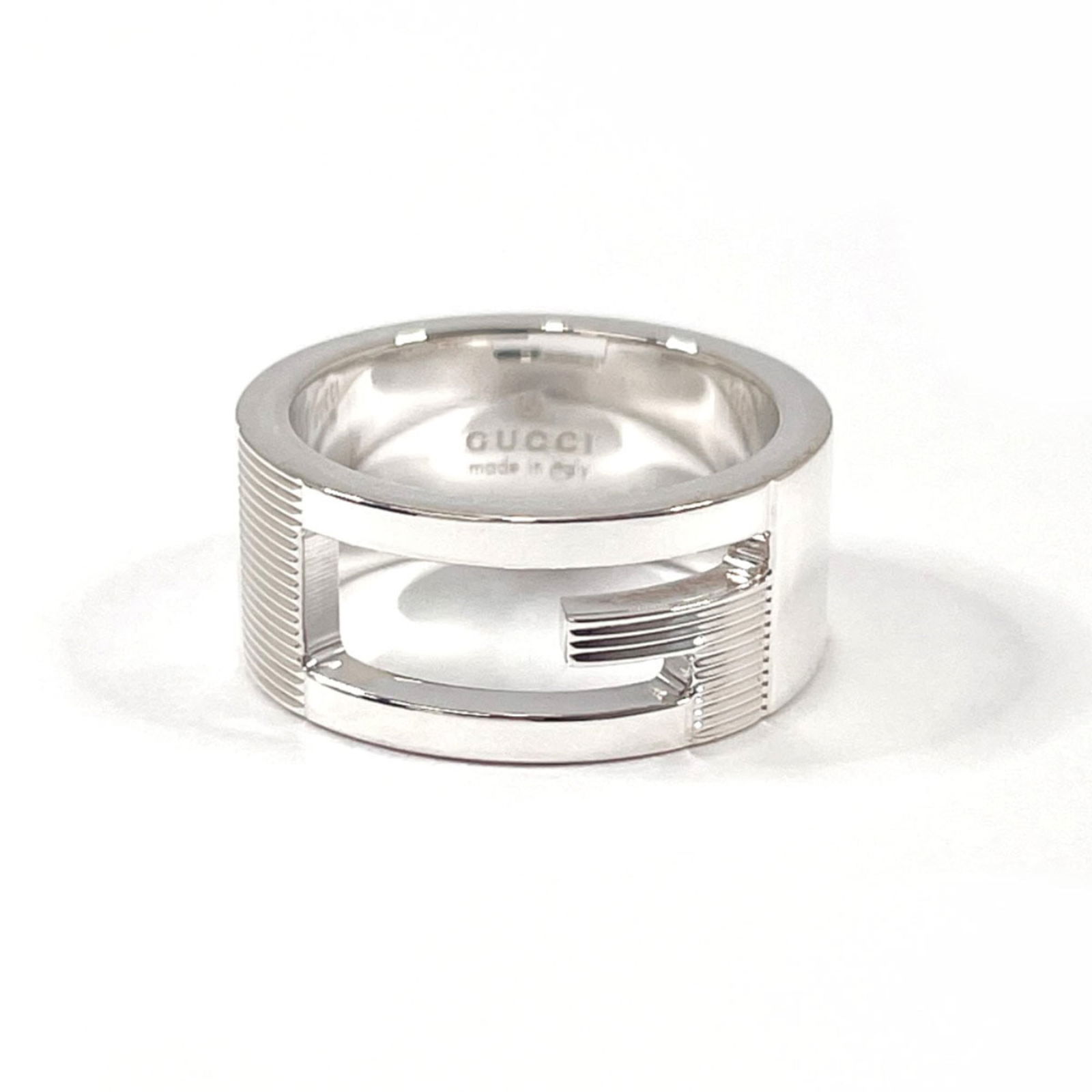 925 Gucci Band Ring Silver: 925 Gucci Band Ring Silver This listing features 925 Gucci Band Ring Silver. Item specifics are provided below. Item Specifics: Brand: Gucci Type: Band Ring Gender: Women Color: Silver Material: Silve