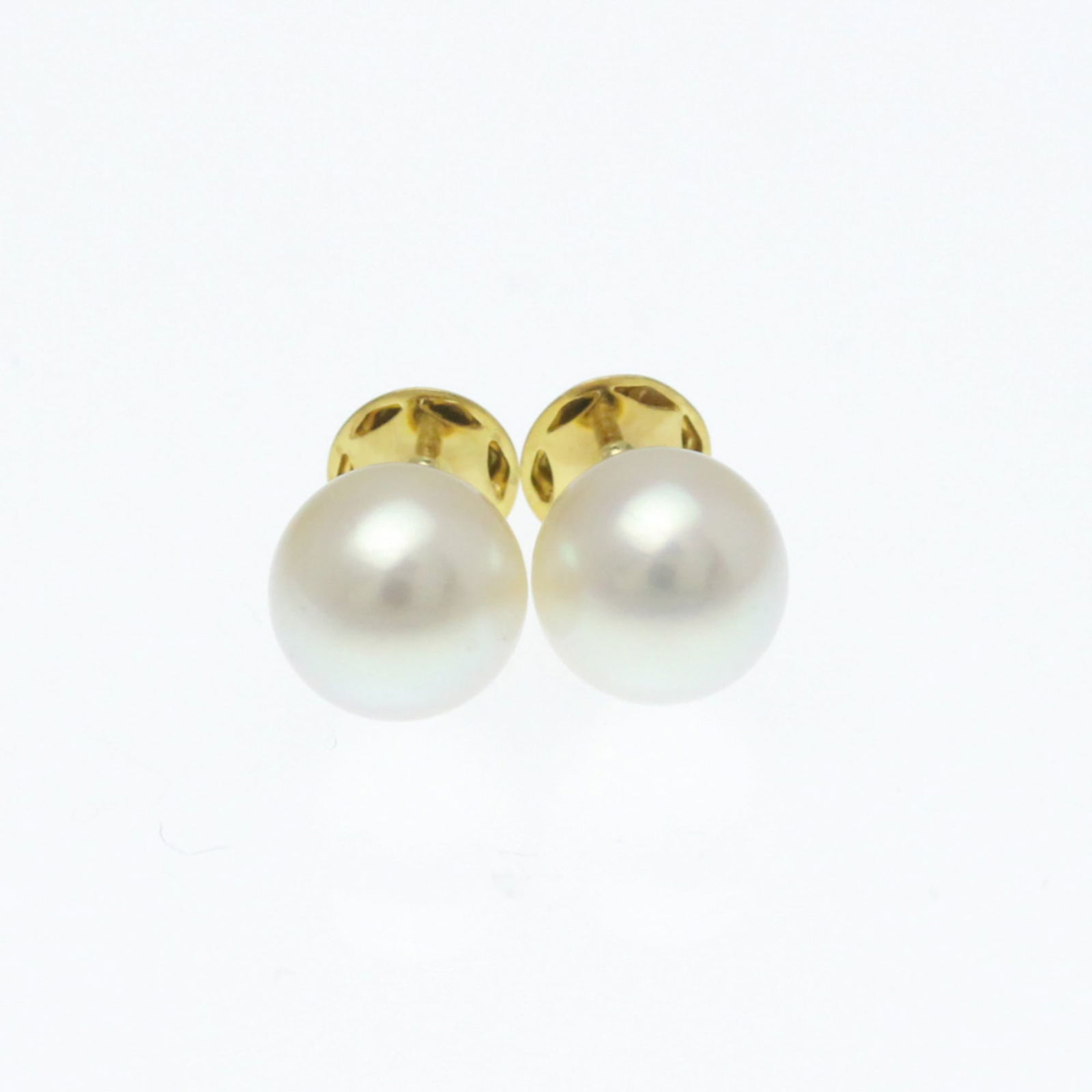 (18K) Tasaki Stud Earrings Yellow Gold: (18K) Tasaki Stud Earrings Yellow Gold This listing features (18K) Tasaki Stud Earrings Yellow Gold. Item specifics are provided below. Item Specifics: Brand: Tasaki Type: Stud Earrings Style: Fashion