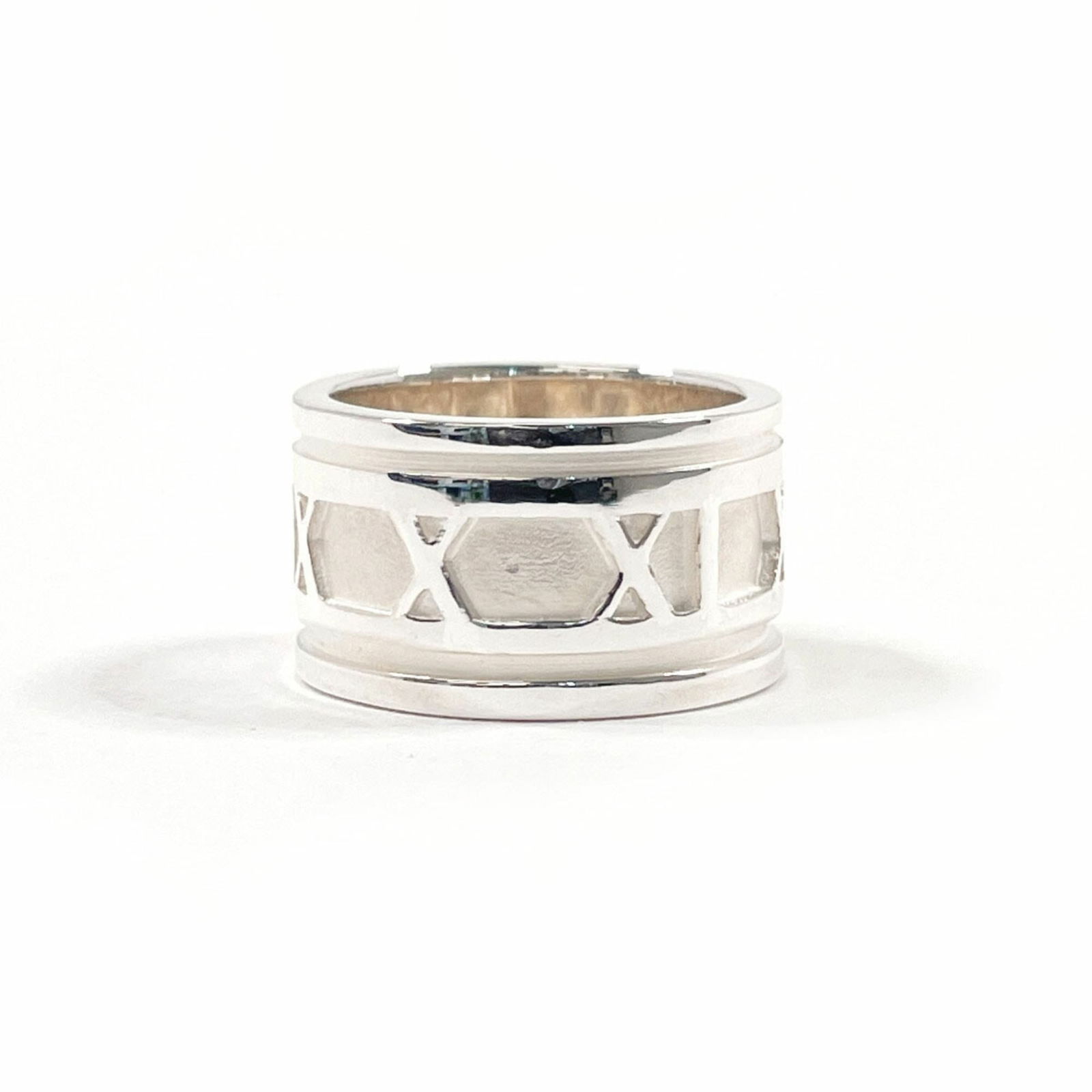 925 Tiffany Band Ring Silver: 925 Tiffany Band Ring Silver This listing features 925 Tiffany Band Ring Silver. Item specifics are provided below. Item Specifics: Brand: Tiffany Type: Band Ring Gender: Women Color: Silver