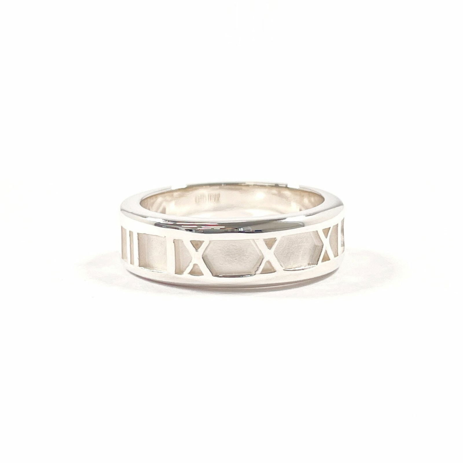 925 Tiffany Band Ring Silver: 925 Tiffany Band Ring Silver This listing features 925 Tiffany Band Ring Silver. Item specifics are provided below. Item Specifics: Brand: Tiffany Type: Band Ring Gender: Women Color: Silver Material: