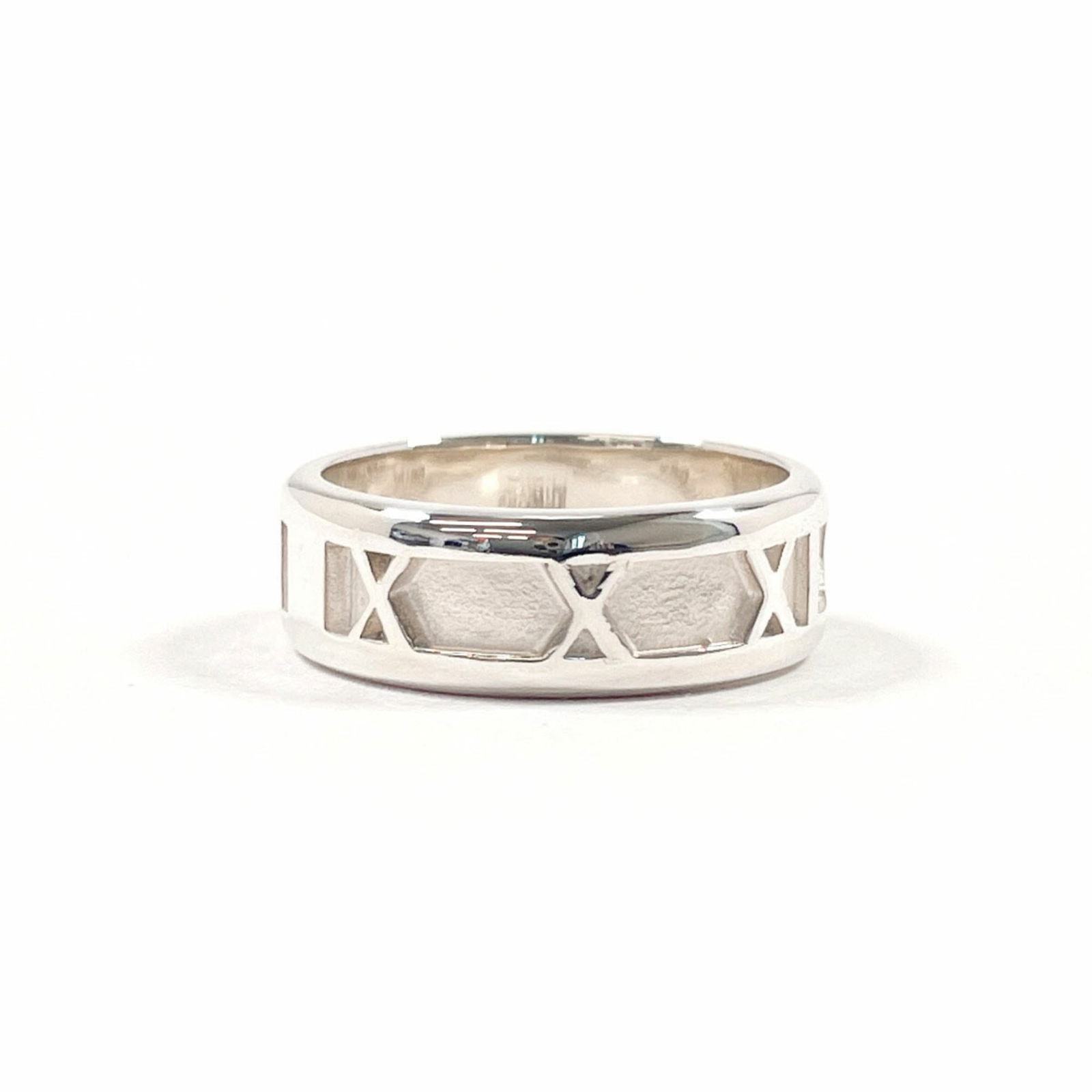 925 Tiffany Band Ring Silver: 925 Tiffany Band Ring Silver This listing features 925 Tiffany Band Ring Silver. Item specifics are provided below. Item Specifics: Brand: Tiffany Type: Band Ring Gender: Women Color: Silver