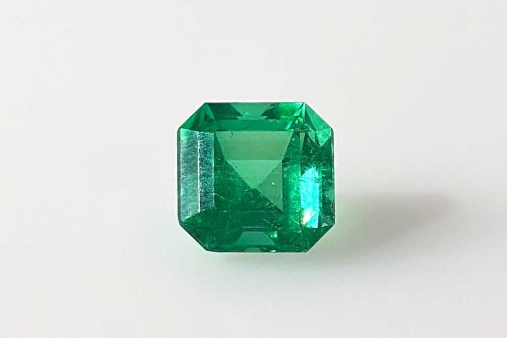Loose Emerald Gemstone - GGL Asscher 2.27ct Green SI: Loose Emerald Gemstone - GGL Asscher 2.27ct Green SI This listing features Loose Emerald Gemstone - GGL Asscher 2.27ct Green SI. Item specifics are provided below. Item Specifics: Type: Emerald Carat: