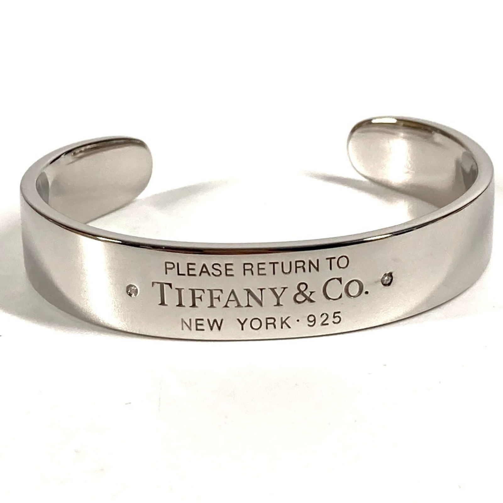 925 Tiffany Cuff Bracelet Silver: 925 Tiffany Cuff Bracelet Silver This listing features 925 Tiffany Cuff Bracelet Silver. Item specifics are provided below. Item Specifics: Brand: Tiffany Type: Cuff Bracelet Gender: Women Material: S
