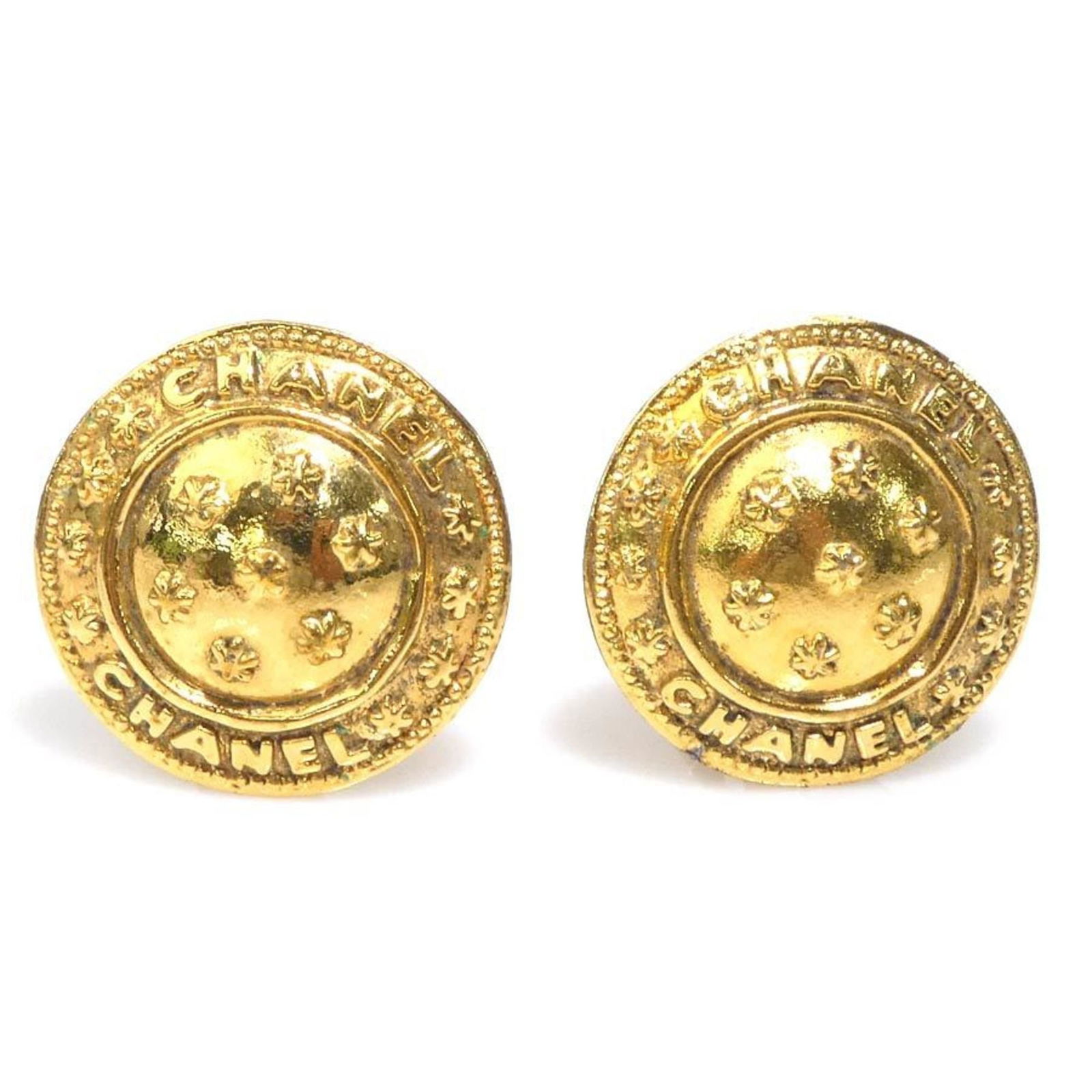 Metal Chanel Clip Earrings: Metal Chanel Clip Earrings This listing features Metal Chanel Clip Earrings. Item specifics are provided below. Item Specifics: Brand: Chanel Type: Clip Earrings Gender: Women Material: Metal Color: G