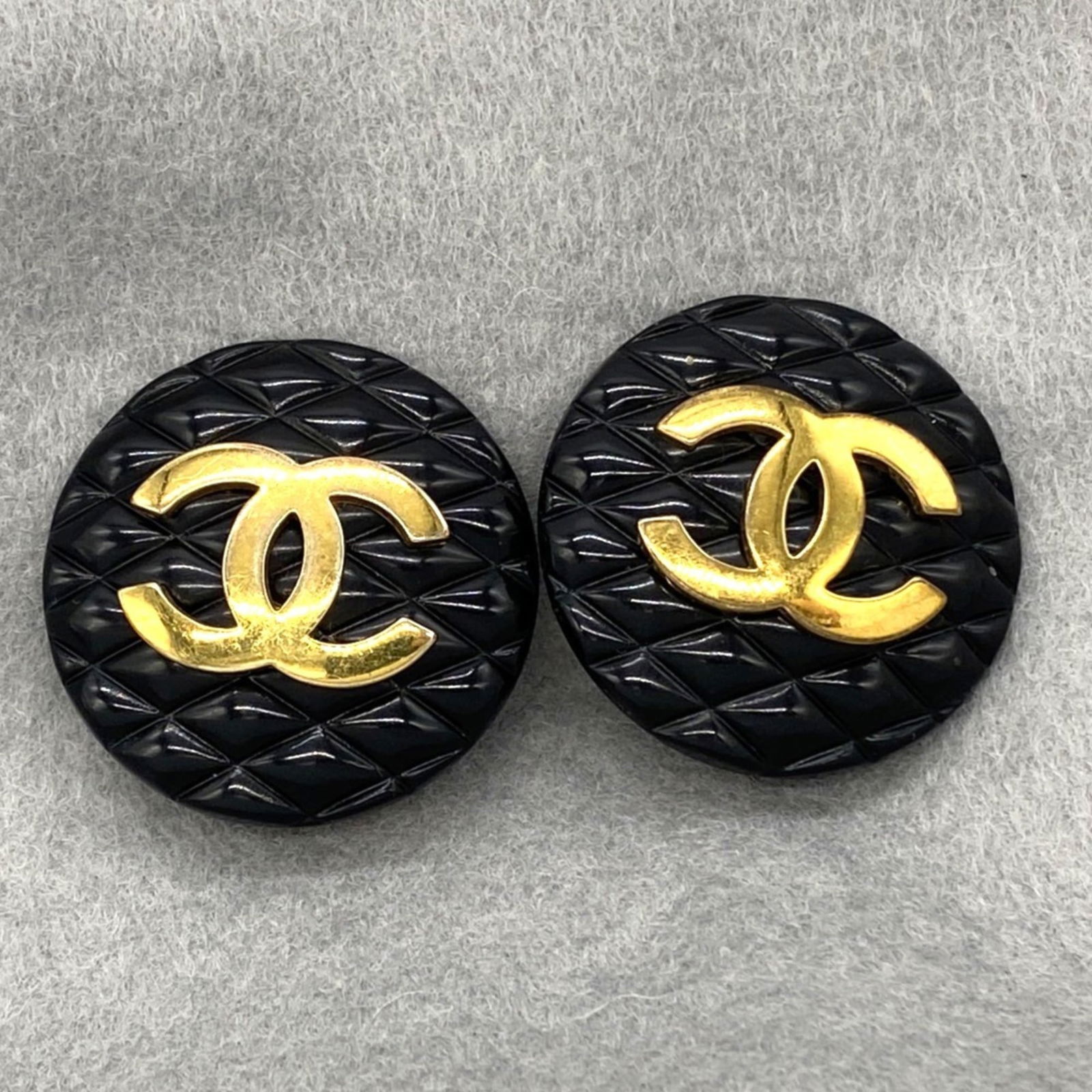 Earrings Chanel Clip: Earrings Chanel Clip This listing features Earrings Chanel Clip. Item specifics are provided below. Item Specifics: Brand: Chanel Type: Clip Earrings Gender: Women Color: Black Diameter: 35mm / 1.37''