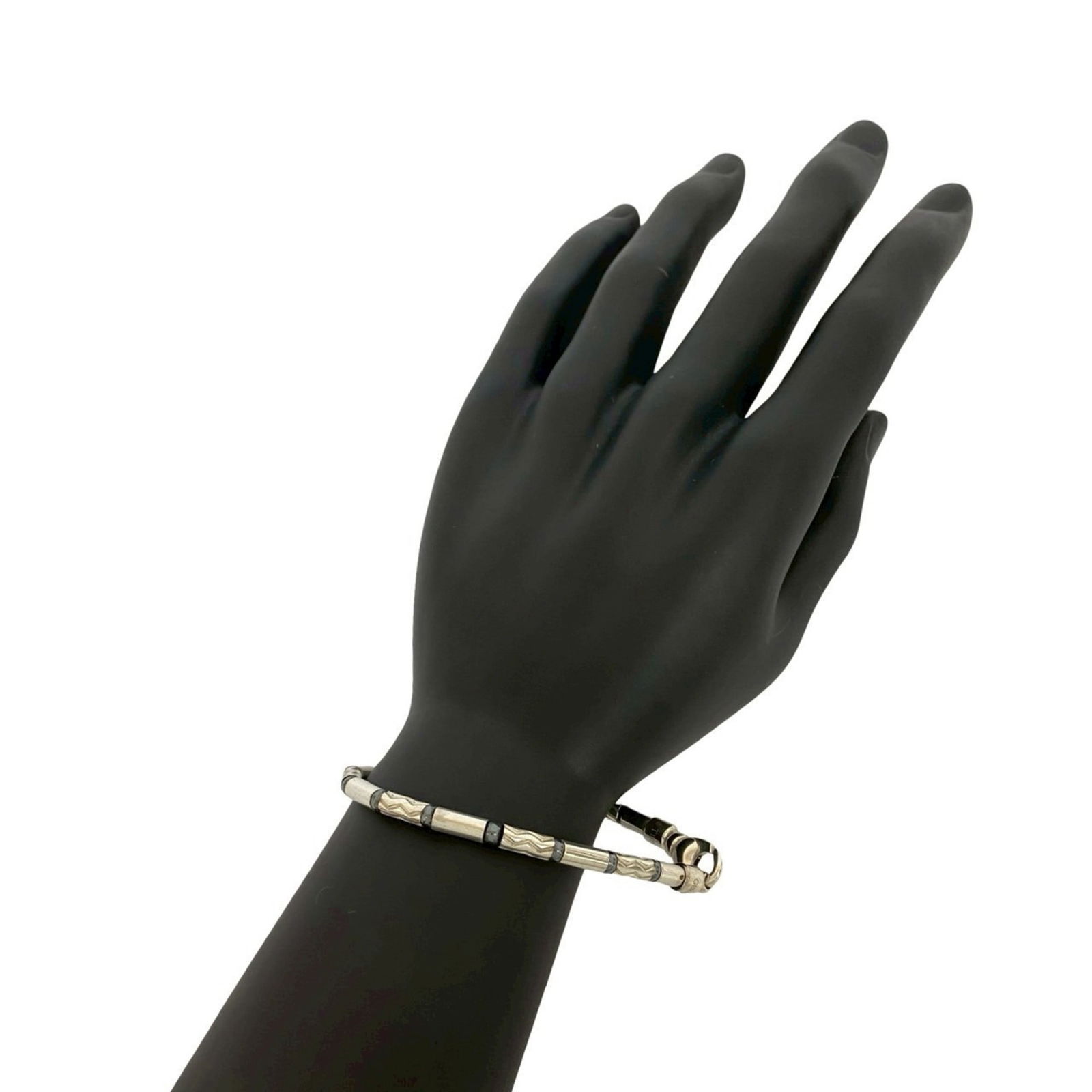 925 Tiffany Charm Bracelet Silver: 925 Tiffany Charm Bracelet Silver This listing features 925 Tiffany Charm Bracelet Silver. Item specifics are provided below. Item Specifics: Brand: Tiffany Type: Charm Bracelet Gender: Men,Women Mate