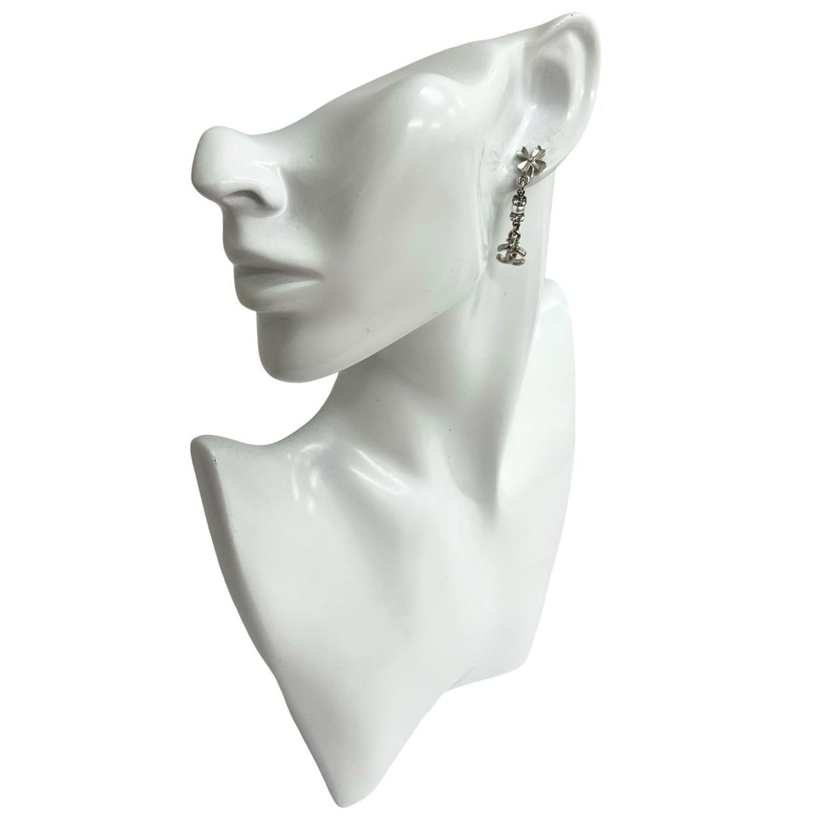 Metal Chanel Stud Earrings: Metal Chanel Stud Earrings This listing features Metal Chanel Stud Earrings. Item specifics are provided below. Item Specifics: Brand: Chanel Type: Stud Earrings Gender: Women Material: Metal Color: S