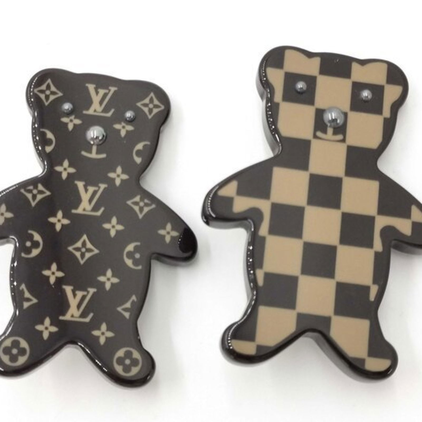 Plastic Louis Vuitton Brooch: Plastic Louis Vuitton Brooch This listing features Plastic Louis Vuitton Brooch. Item specifics are provided below. Item Specifics: Brand: Louis Vuitton Type: Brooch Gender: Men,Women,Unisex Style: Fa