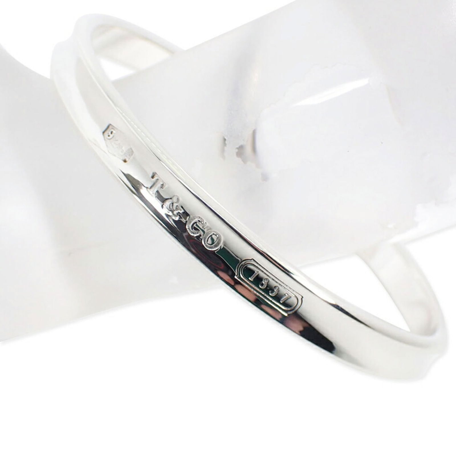925 Tiffany Bangle Sterling Silver: 925 Tiffany Bangle Sterling Silver This listing features 925 Tiffany Bangle Sterling Silver. Item specifics are provided below. Item Specifics: Brand: Tiffany Type: Bangle Gender: Women Material: Ster