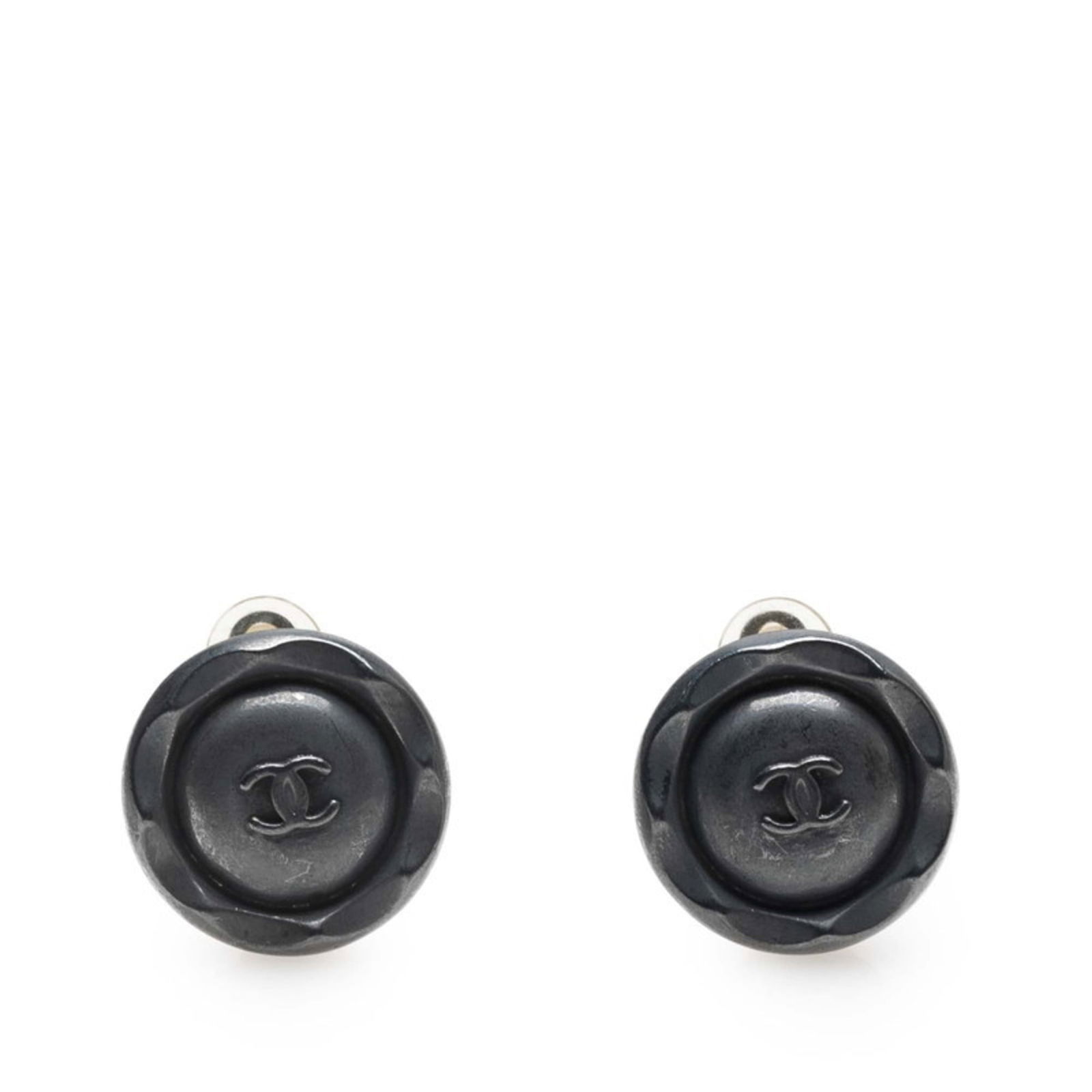 Metal Chanel Clip Earrings: Metal Chanel Clip Earrings This listing features Metal Chanel Clip Earrings. Item specifics are provided below. Item Specifics: Brand: Chanel Type: Clip Earrings Gender: Women Material: Metal Color: S