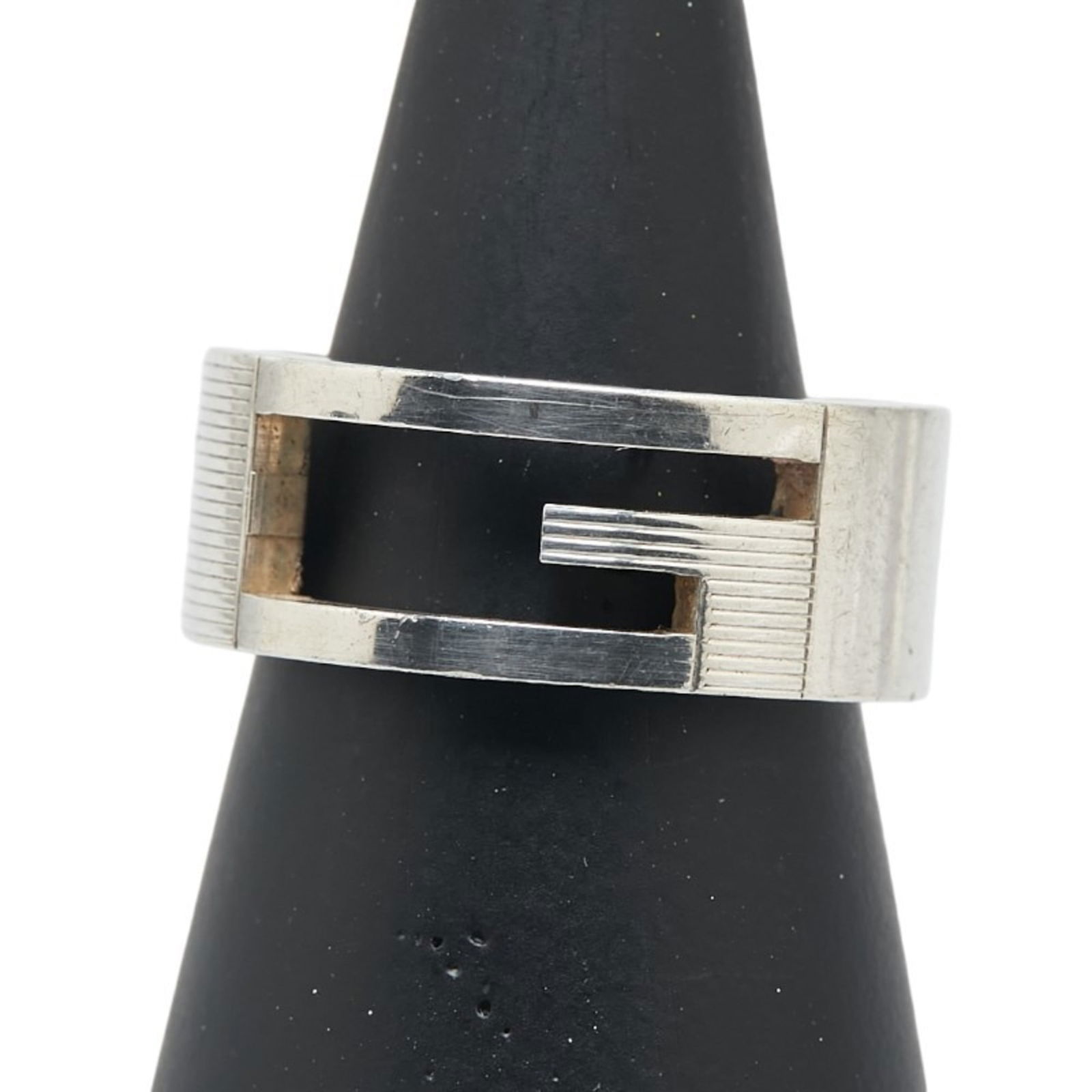 925 Gucci Band Ring Silver: 925 Gucci Band Ring Silver This listing features 925 Gucci Band Ring Silver. Item specifics are provided below. Item Specifics: Brand: Gucci Type: Band Ring Gender: Women Material: Silver 925 Us Size: