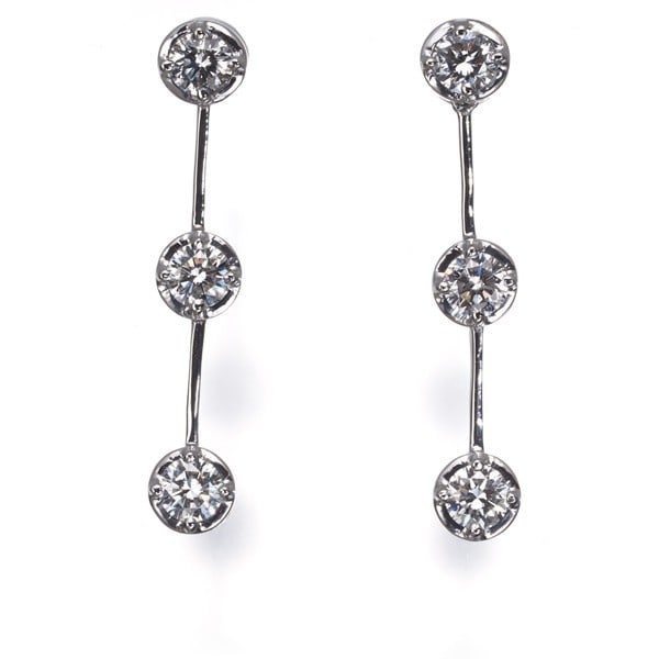 Platinum Diamond Drop 3P Earrings 900: Platinum Diamond Drop 3P Earrings 900 This listing features Platinum Diamond Drop 3P Earrings 900. Item specifics are provided below. Item Specifics: Metal: Platinum Metal Purity: 900 Type: Earrings M