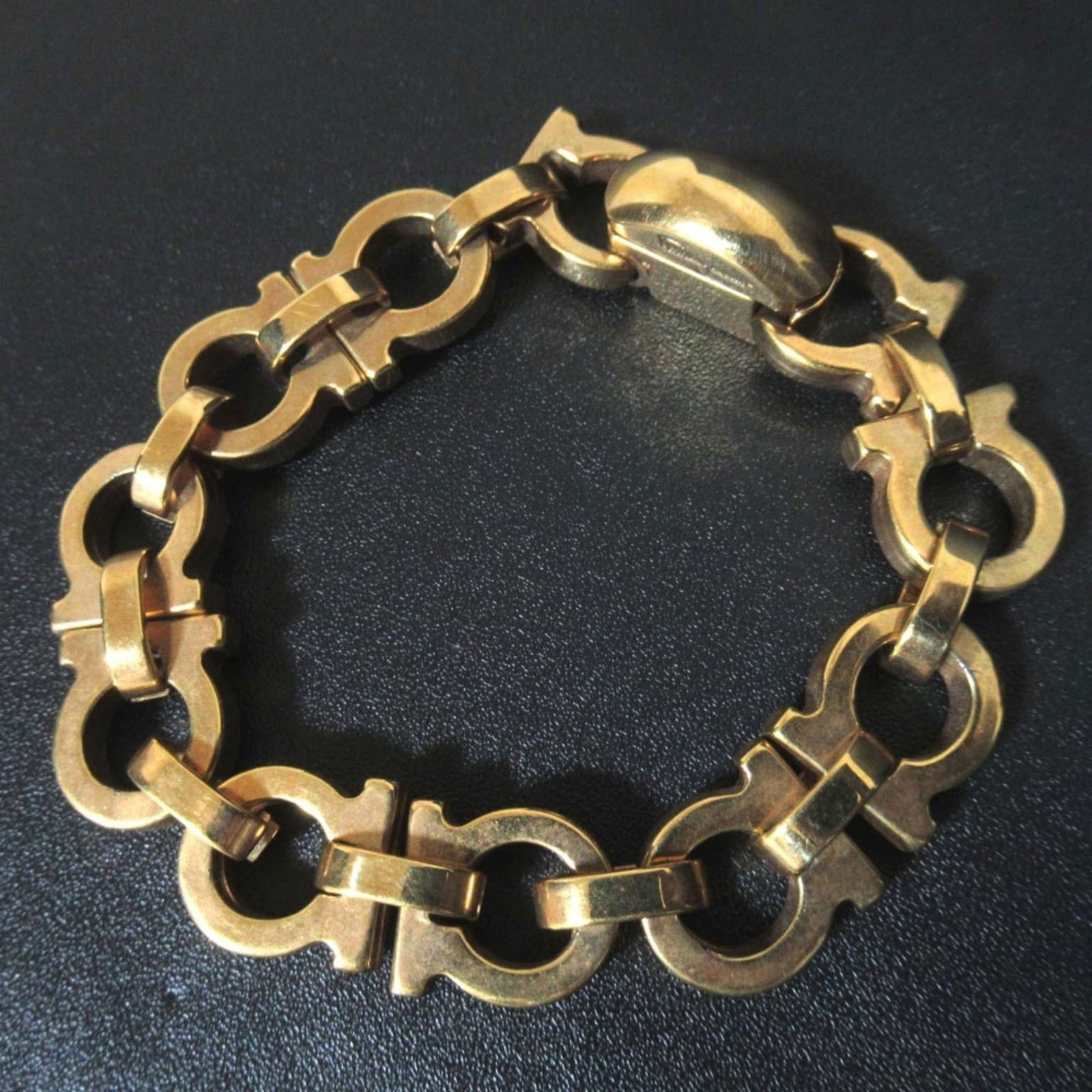 Bracelet Salvatore Ferragamo Charm: Bracelet Salvatore Ferragamo Charm This listing features Bracelet Salvatore Ferragamo Charm. Item specifics are provided below. Item Specifics: Brand: Salvatore Ferragamo Type: Charm Bracelet Gender: