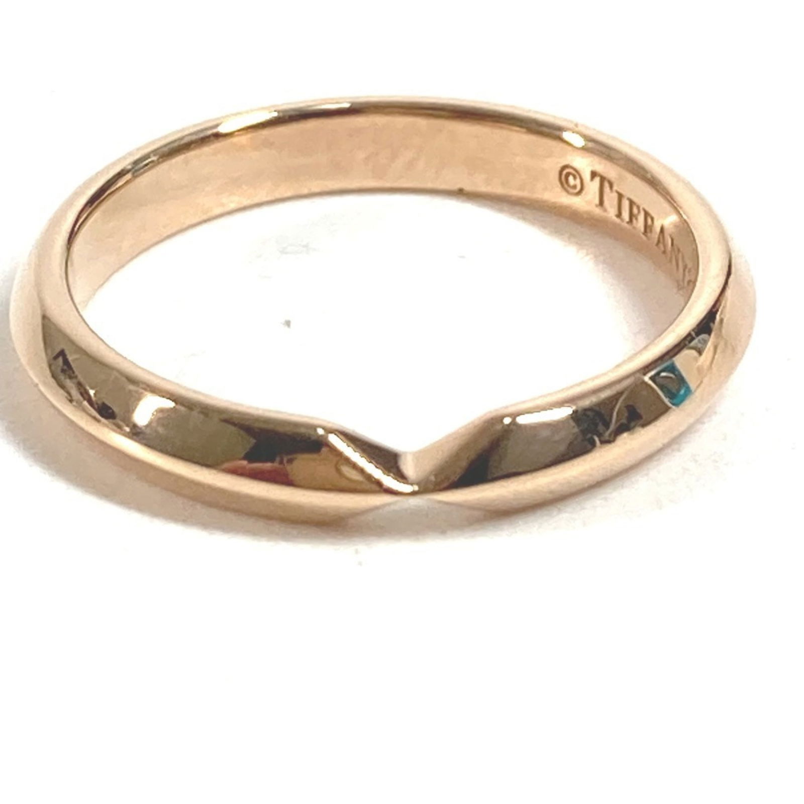 (18K) Tiffany Band Ring Pink Gold: (18K) Tiffany Band Ring Pink Gold This listing features (18K) Tiffany Band Ring Pink Gold. Item specifics are provided below. Item Specifics: Brand: Tiffany Type: Band Ring Gender: Women Color: Pink G