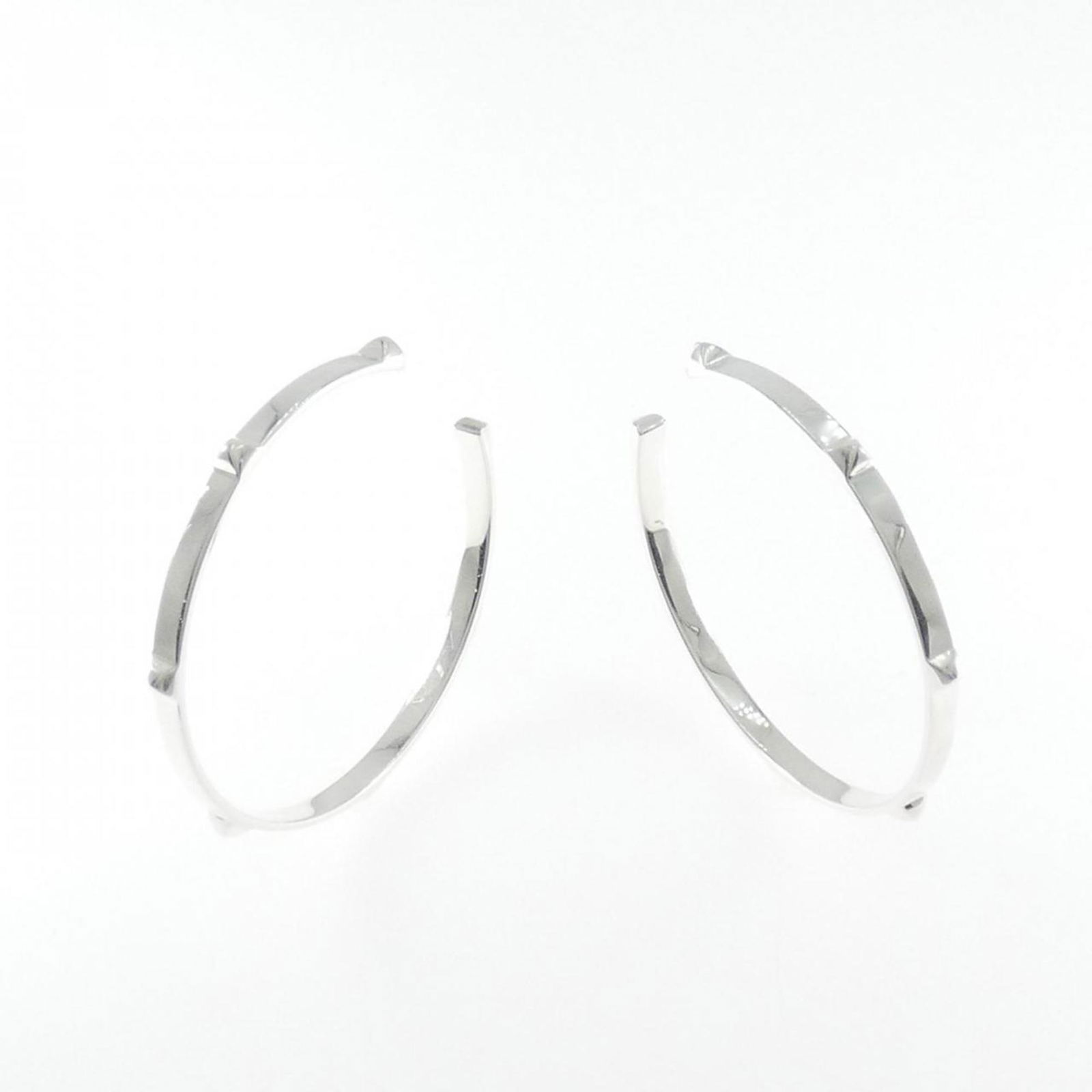 925 Hermes Stud Earrings Silver: 925 Hermes Stud Earrings Silver This listing features 925 Hermes Stud Earrings Silver. Item specifics are provided below. Item Specifics: Brand: Hermes Type: Stud Earrings Gender: Women Material: Silv