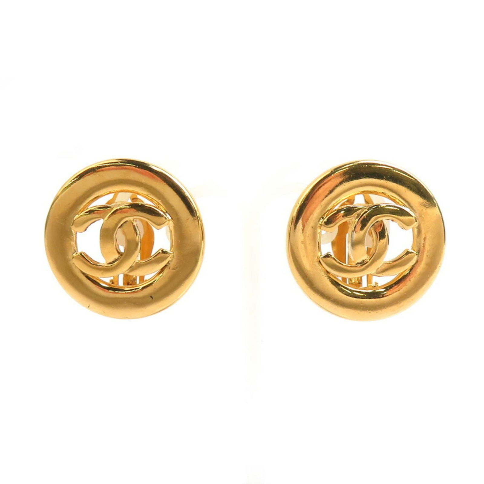 Metal Chanel Clip Earrings: Metal Chanel Clip Earrings This listing features Metal Chanel Clip Earrings. Item specifics are provided below. Item Specifics: Brand: Chanel Type: Clip Earrings Gender: Women Material: Metal Color:
