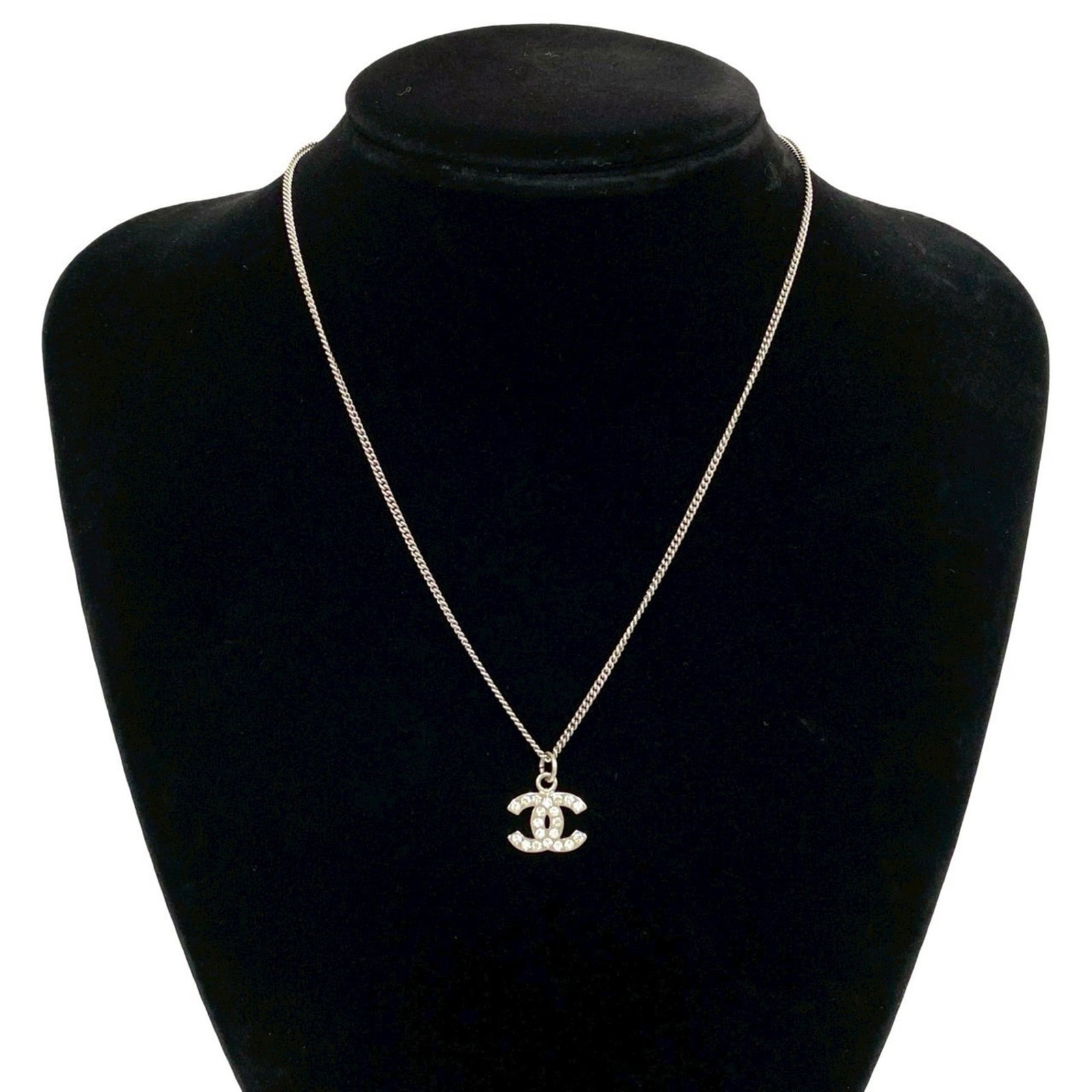 53998 CHANEL Coco Mark GP Rhinestone Necklace Pendant Choker Silver: 53998 CHANEL Coco Mark GP Rhinestone Necklace Pendant Choker Silver This listing features 53998 CHANEL Coco Mark GP Rhinestone Necklace Pendant Choker Silver. Item specifics are provided below. Item S