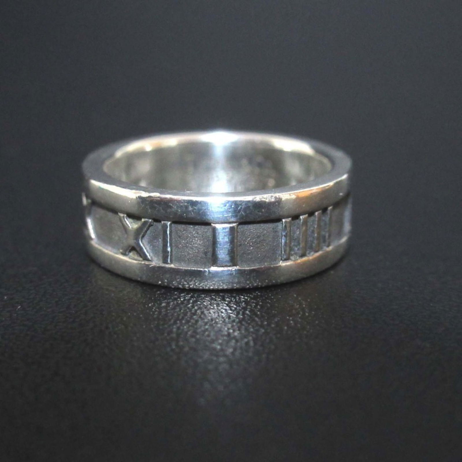 925 Tiffany Band Ring Silver: 925 Tiffany Band Ring Silver This listing features 925 Tiffany Band Ring Silver. Item specifics are provided below. Item Specifics: Brand: Tiffany Type: Band Ring Gender: Women Color: Silver Material: