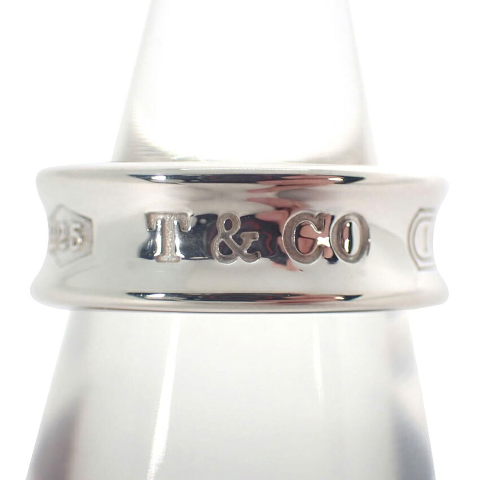 925 Tiffany Band Ring Sterling Silver: 925 Tiffany Band Ring Sterling Silver This listing features 925 Tiffany Band Ring Sterling Silver. Item specifics are provided below. Item Specifics: Brand: Tiffany Type: Band Ring Gender: Women Mater