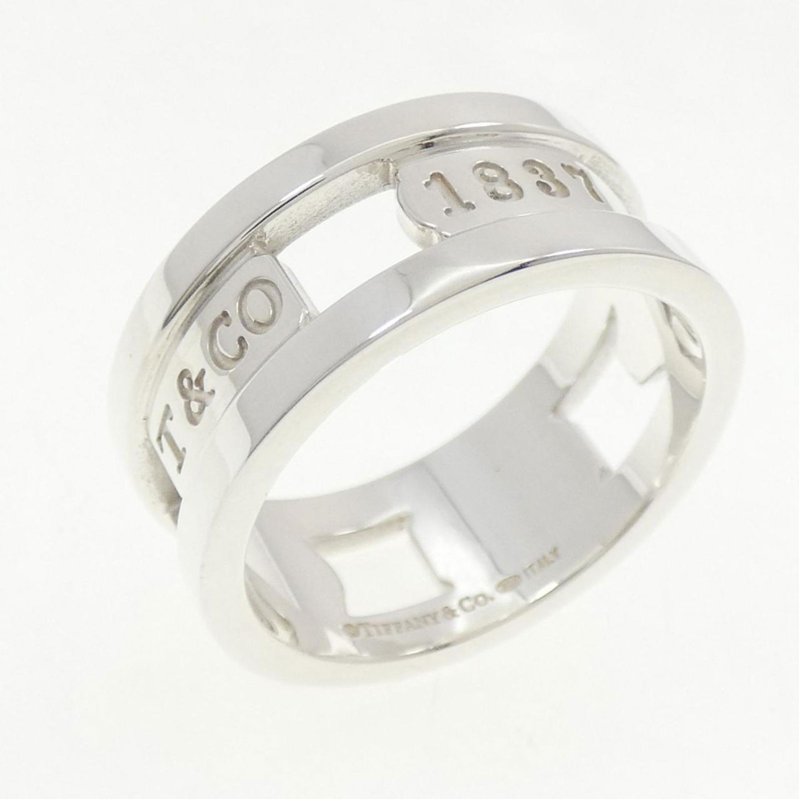 925 Tiffany Band Ring Silver: 925 Tiffany Band Ring Silver This listing features 925 Tiffany Band Ring Silver. Item specifics are provided below. Item Specifics: Brand: Tiffany Type: Band Ring Gender: Women,Men Color: Silver Mater