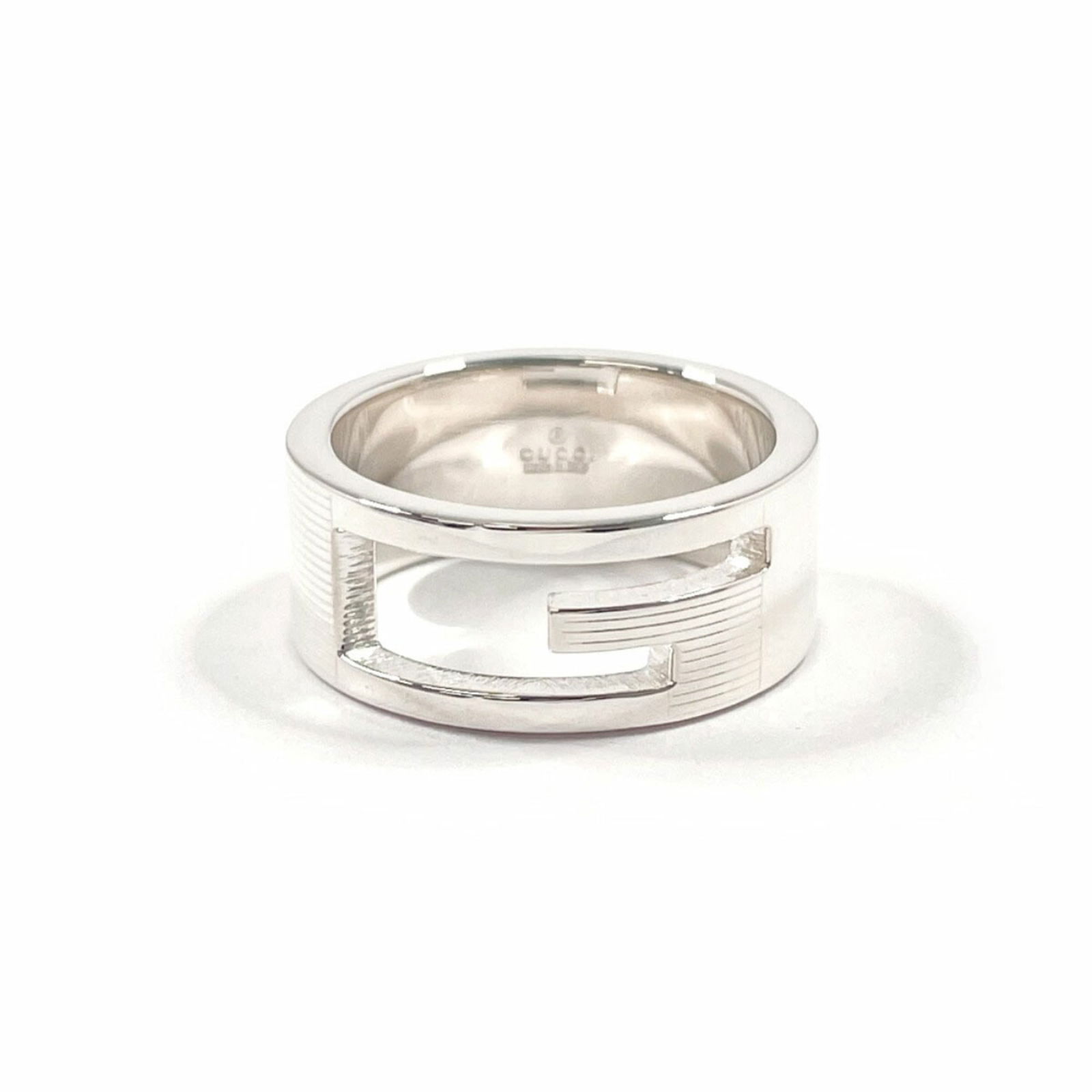925 Gucci Band Ring Silver: 925 Gucci Band Ring Silver This listing features 925 Gucci Band Ring Silver. Item specifics are provided below. Item Specifics: Brand: Gucci Type: Band Ring Gender: Women Color: Silver Material: