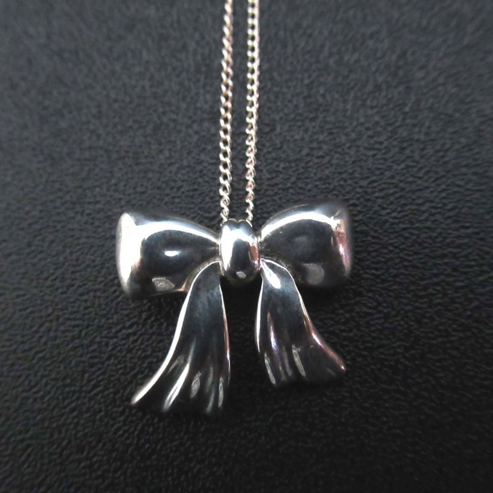 Women's Tiffany & Co. Ribbon Necklace Pendant 925SV Silver: Women's Tiffany & Co. Ribbon Necklace Pendant 925SV Silver This listing features Women's Tiffany & Co. Ribbon Necklace Pendant 925SV Silver. Item specifics are provided below. Item Specifics: Brand: T