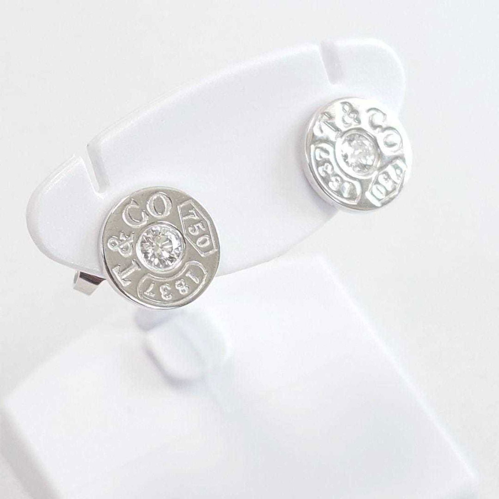 (18K) Tiffany Stud Earrings White Gold: (18K) Tiffany Stud Earrings White Gold This listing features (18K) Tiffany Stud Earrings White Gold. Item specifics are provided below. Item Specifics: Brand: Tiffany Type: Stud Earrings Gender: Men,W