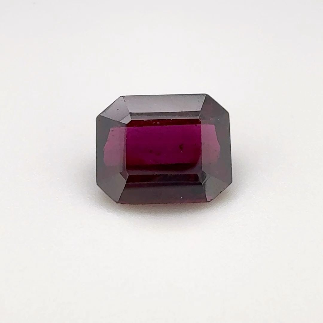 Loose Garnet Gemstone - Octagonal 4.535ct Red EC: Loose Garnet Gemstone - Octagonal 4.535ct Red EC This listing features Loose Garnet Gemstone - Octagonal 4.535ct Red EC. Item specifics are provided below. Item Specifics: Type: Garnet Carat: 4.535 Cu