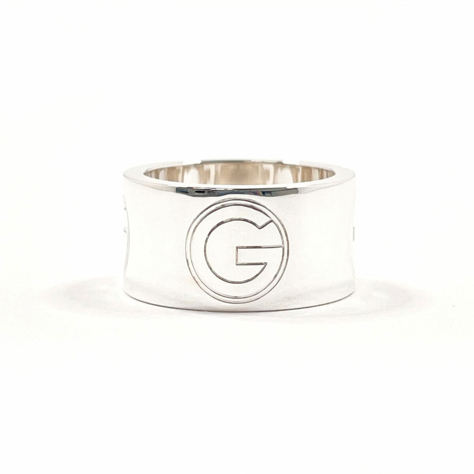 925 Gucci Band Ring Silver: 925 Gucci Band Ring Silver This listing features 925 Gucci Band Ring Silver. Item specifics are provided below. Item Specifics: Brand: Gucci Type: Band Ring Gender: Women Color: Silver Material: Silve