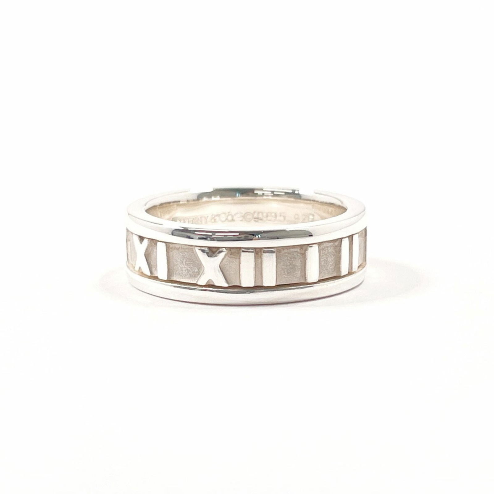 925 Tiffany Band Ring Silver: 925 Tiffany Band Ring Silver This listing features 925 Tiffany Band Ring Silver. Item specifics are provided below. Item Specifics: Brand: Tiffany Type: Band Ring Gender: Women Color: Silver Material: