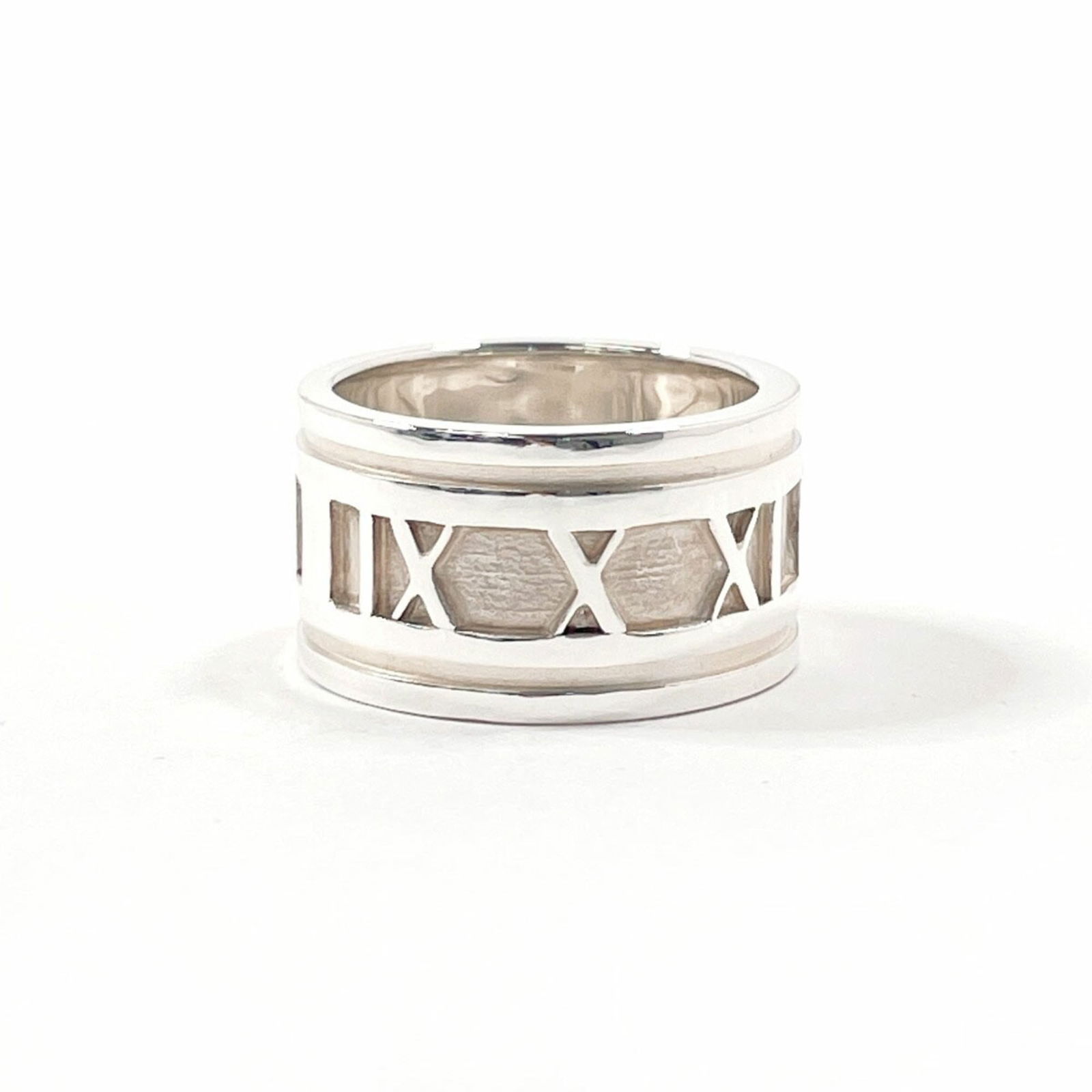 925 Tiffany Band Ring Silver: 925 Tiffany Band Ring Silver This listing features 925 Tiffany Band Ring Silver. Item specifics are provided below. Item Specifics: Brand: Tiffany Type: Band Ring Gender: Men,Women Color: Silver Mater