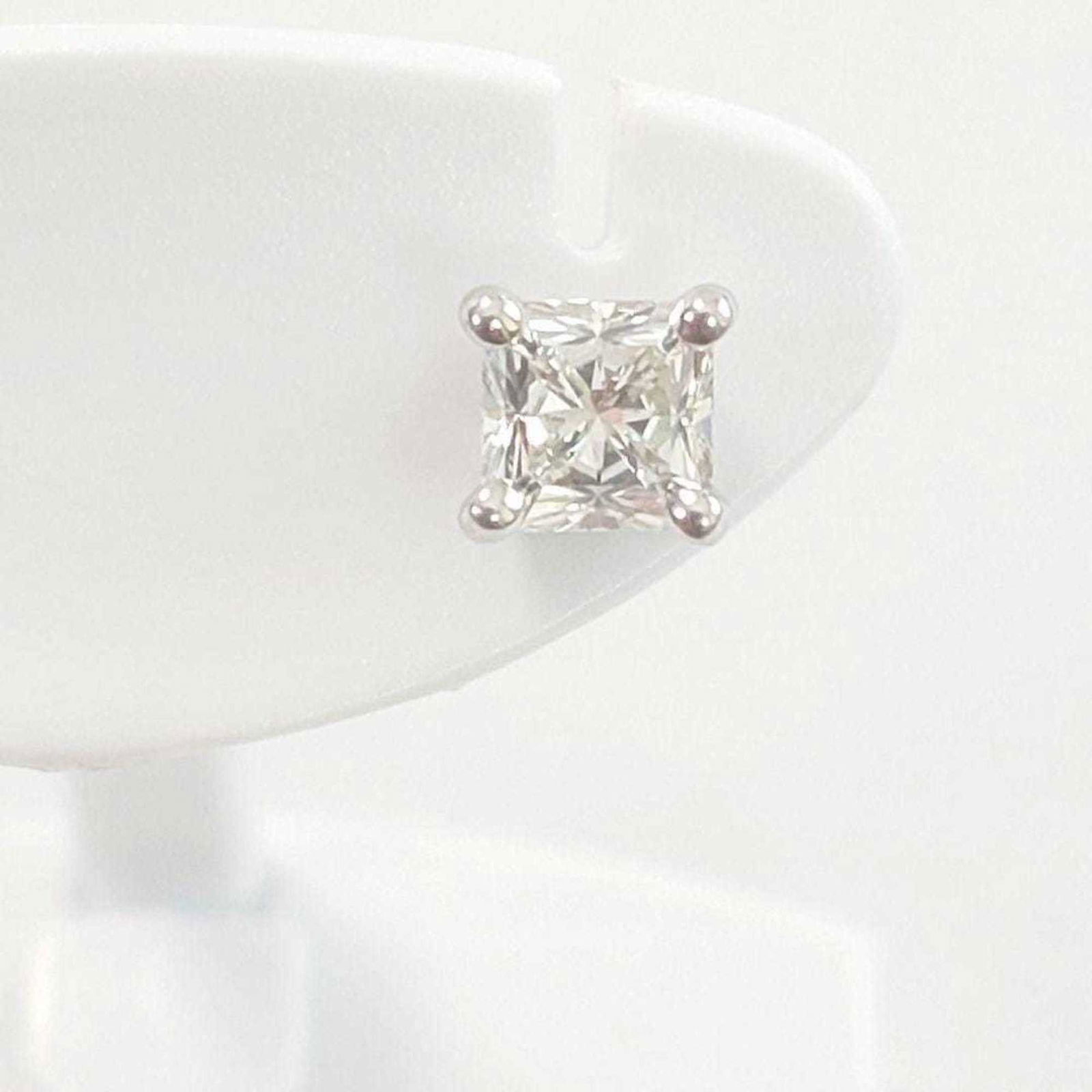 950 Tiffany Stud Earrings Platinum: 950 Tiffany Stud Earrings Platinum This listing features 950 Tiffany Stud Earrings Platinum. Item specifics are provided below. Item Specifics: Brand: Tiffany Type: Stud Earrings Single Earring: Yes G