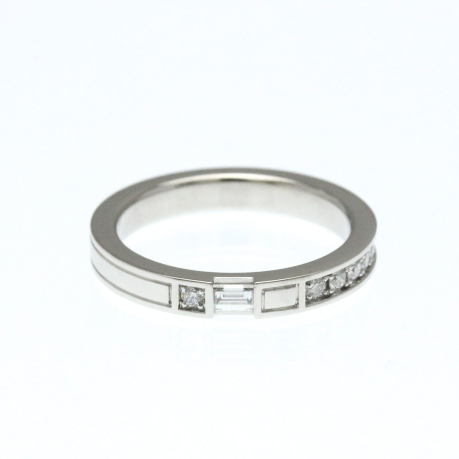 Platinum Harry Winston Band Ring: Platinum Harry Winston Band Ring This listing features Platinum Harry Winston Band Ring. Item specifics are provided below. Item Specifics: Brand: Harry Winston Type: Band Ring Style: Fashion Gender: