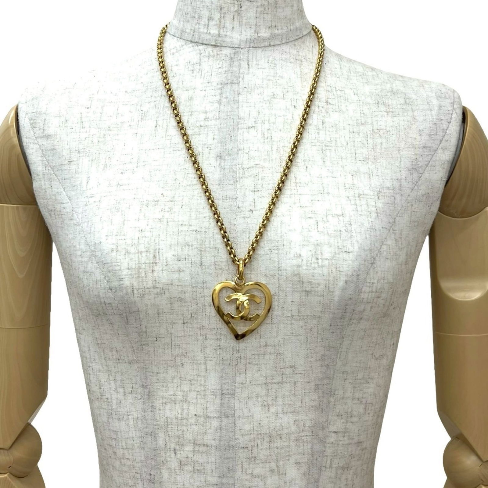 21985 CHANEL Vintage Coco Mark Heart Motif GP Necklace Gold: 21985 CHANEL Vintage Coco Mark Heart Motif GP Necklace Gold This listing features 21985 CHANEL Vintage Coco Mark Heart Motif GP Necklace Gold. Item specifics are provided below. Item Specifics:
