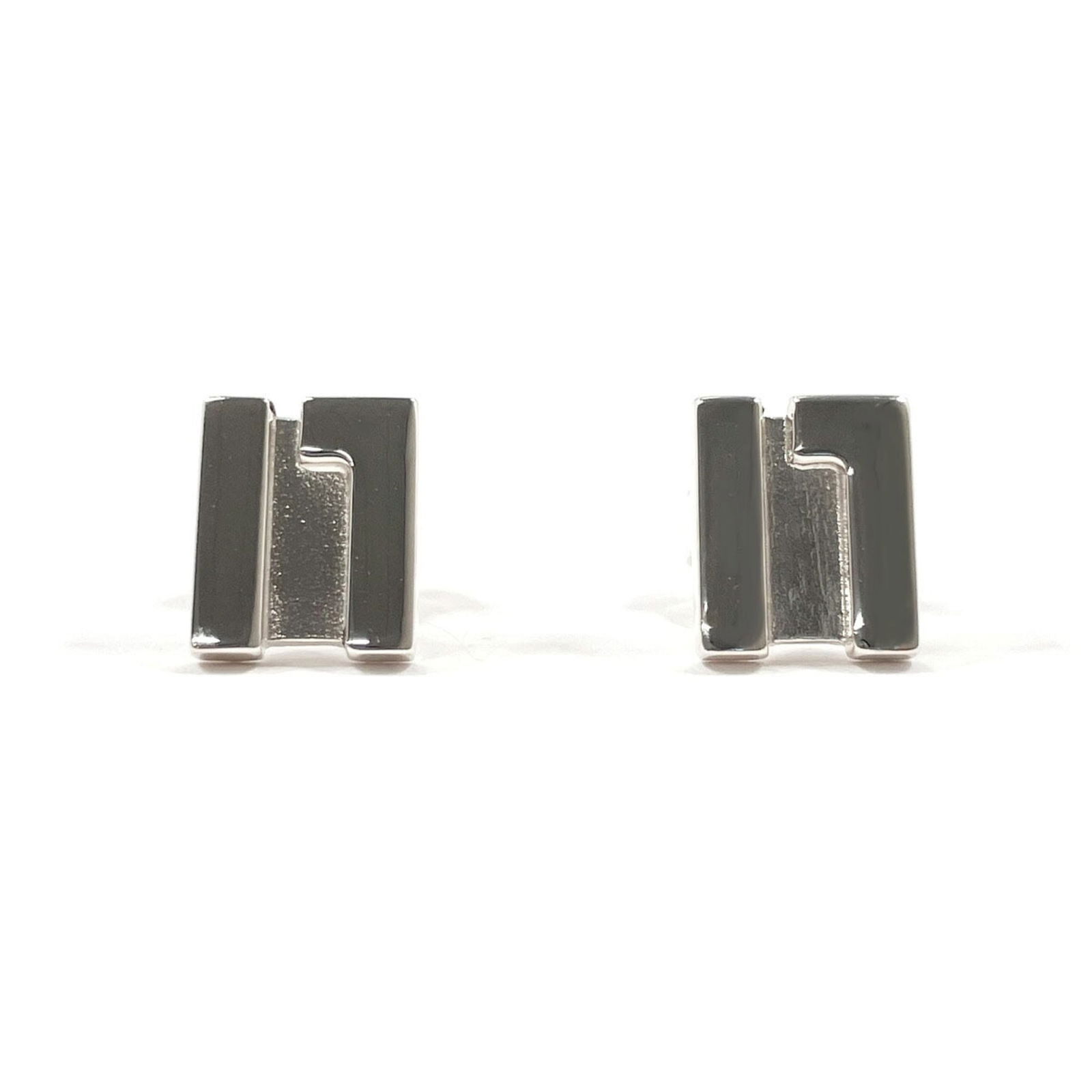 925 Gucci Stud Earrings Silver: 925 Gucci Stud Earrings Silver This listing features 925 Gucci Stud Earrings Silver. Item specifics are provided below. Item Specifics: Brand: Gucci Type: Stud Earrings Gender: Men,Women Material: Sil