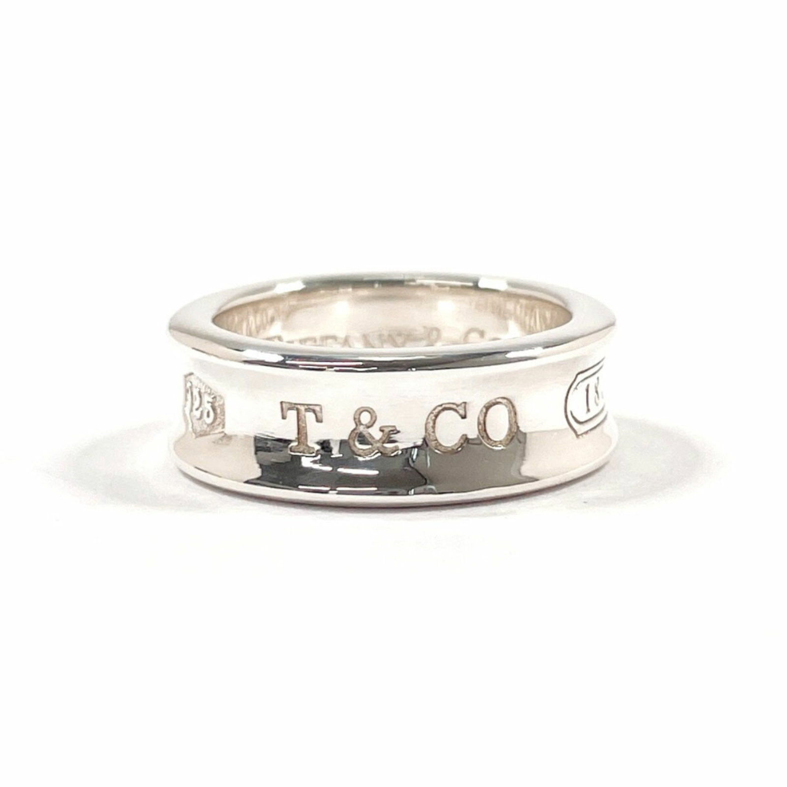 925 Tiffany Band Ring Silver: 925 Tiffany Band Ring Silver This listing features 925 Tiffany Band Ring Silver. Item specifics are provided below. Item Specifics: Brand: Tiffany Type: Band Ring Gender: Women Color: Silver Material: