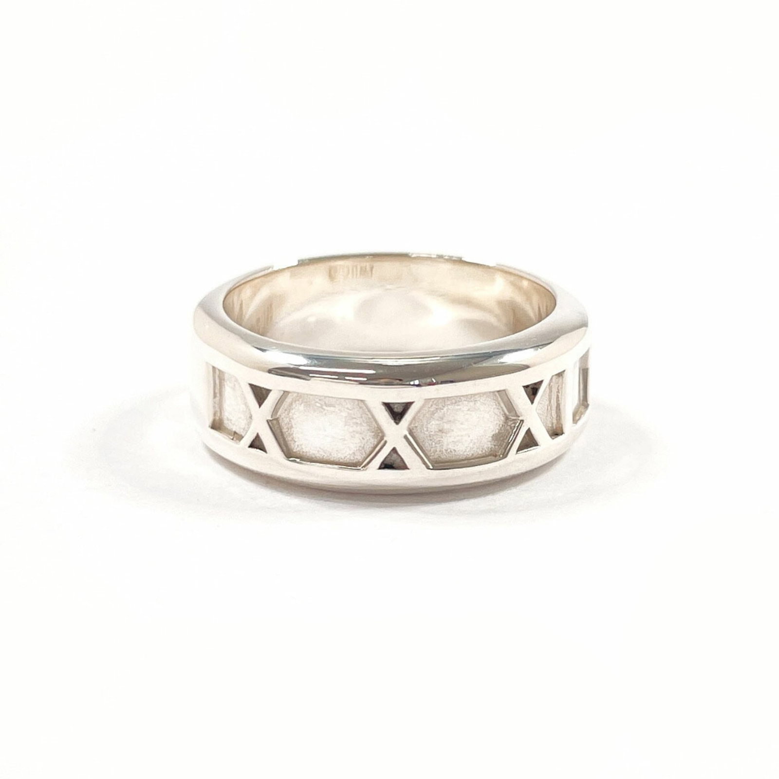 925 Tiffany Band Ring Silver: 925 Tiffany Band Ring Silver This listing features 925 Tiffany Band Ring Silver. Item specifics are provided below. Item Specifics: Brand: Tiffany Type: Band Ring Gender: Women Color: Silver Material: