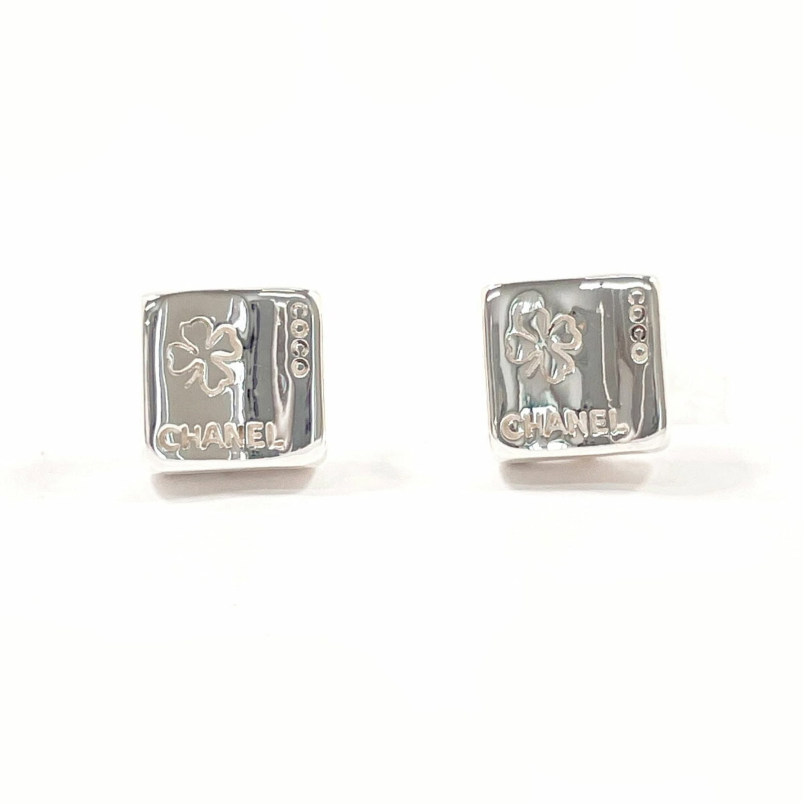 925 Chanel Clip Earrings Silver: 925 Chanel Clip Earrings Silver This listing features 925 Chanel Clip Earrings Silver. Item specifics are provided below. Item Specifics: Brand: Chanel Type: Clip Earrings Gender: Women Material: Silv