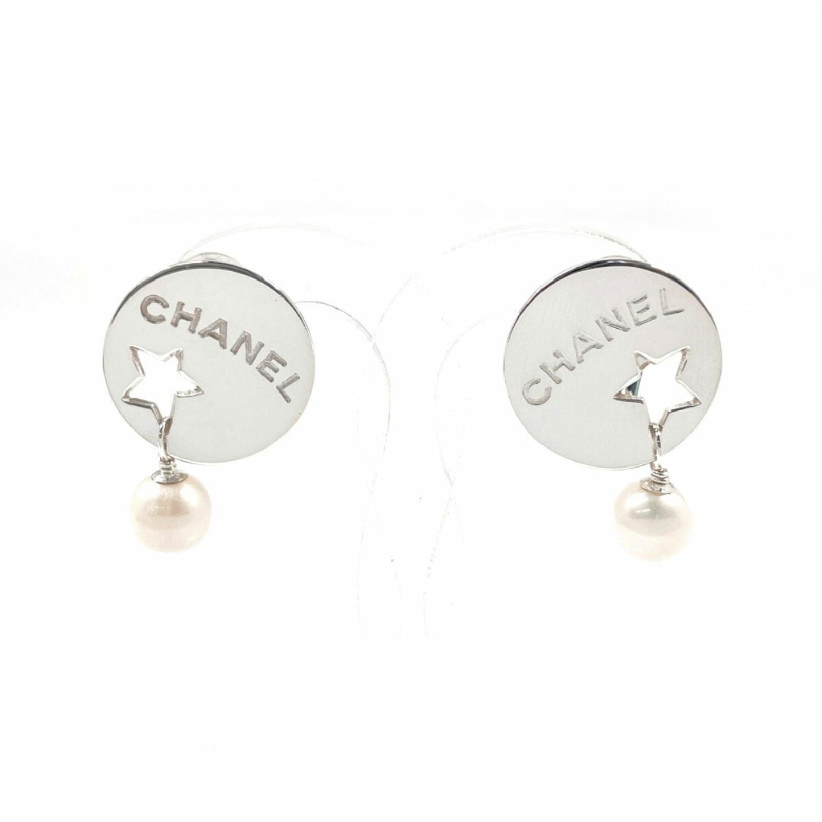 925 Chanel Clip Earrings Silver: 925 Chanel Clip Earrings Silver This listing features 925 Chanel Clip Earrings Silver. Item specifics are provided below. Item Specifics: Brand: Chanel Type: Clip Earrings Gender: Women Material: Silv