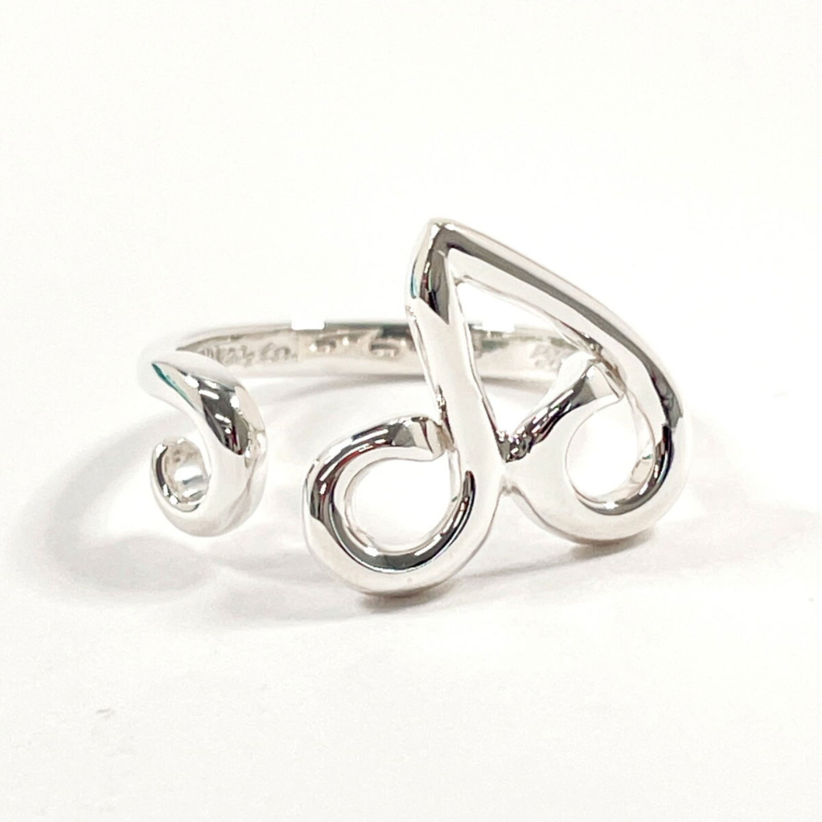 925 Tiffany Band Ring Silver: 925 Tiffany Band Ring Silver This listing features 925 Tiffany Band Ring Silver. Item specifics are provided below. Item Specifics: Brand: Tiffany Type: Band Ring Gender: Women Color: Silver Material: