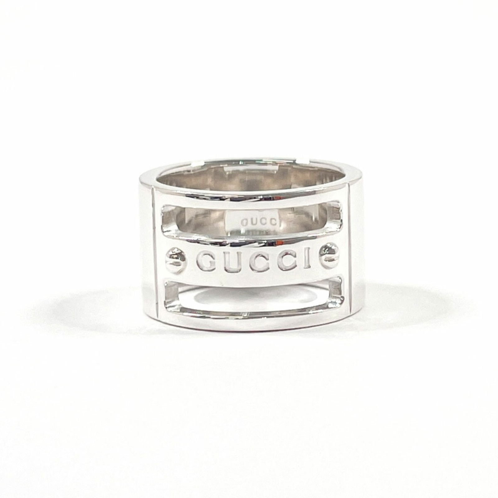 925 Gucci Band Ring Silver: 925 Gucci Band Ring Silver This listing features 925 Gucci Band Ring Silver. Item specifics are provided below. Item Specifics: Brand: Gucci Type: Band Ring Gender: Women Color: Silver Material: