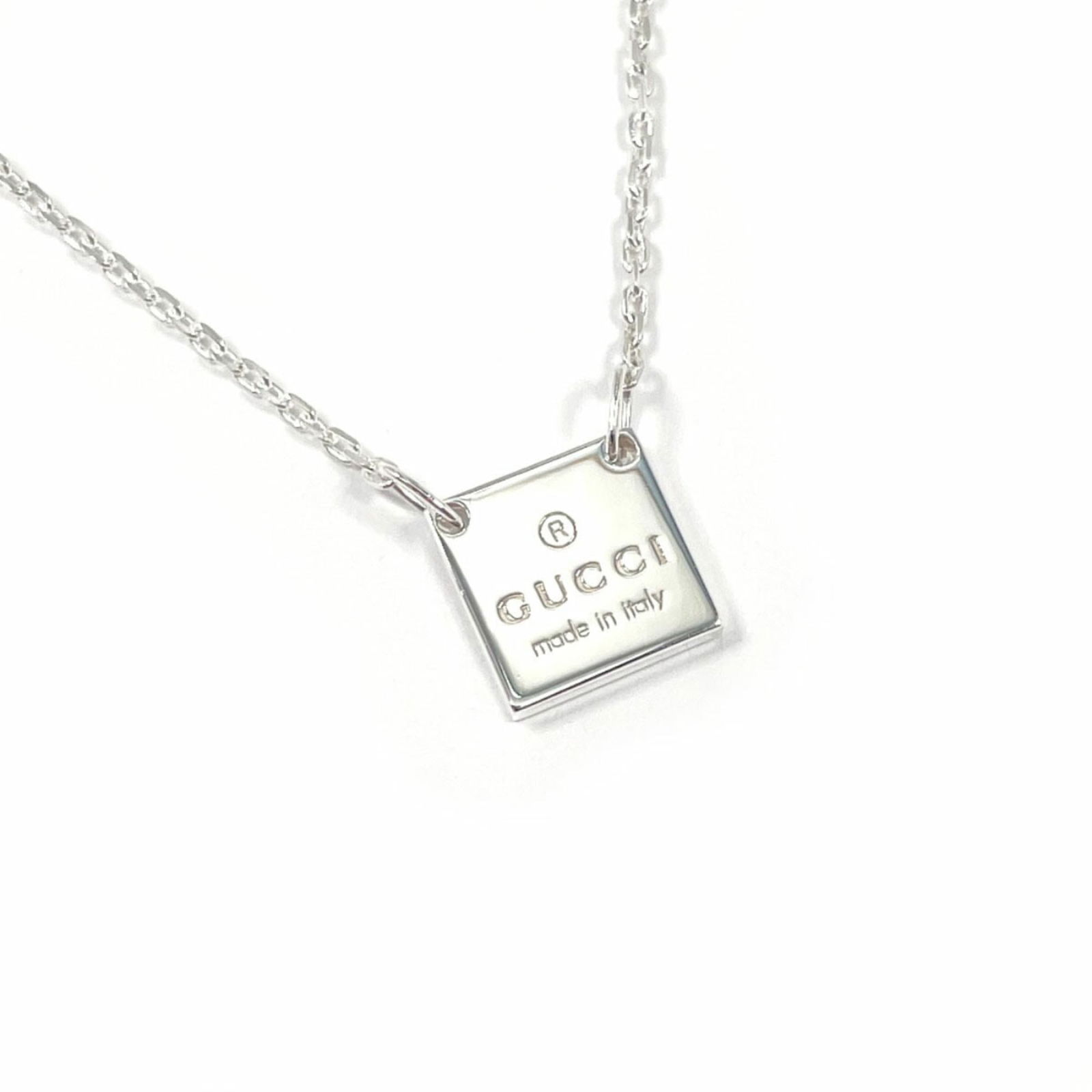 Unisex - GUCCI Square Plate Necklace in Sterling Silver: Unisex - GUCCI Square Plate Necklace in Sterling Silver This listing features Unisex - GUCCI Square Plate Necklace in Sterling Silver. Item specifics are provided below. Item Specifics: Brand: Gucci N
