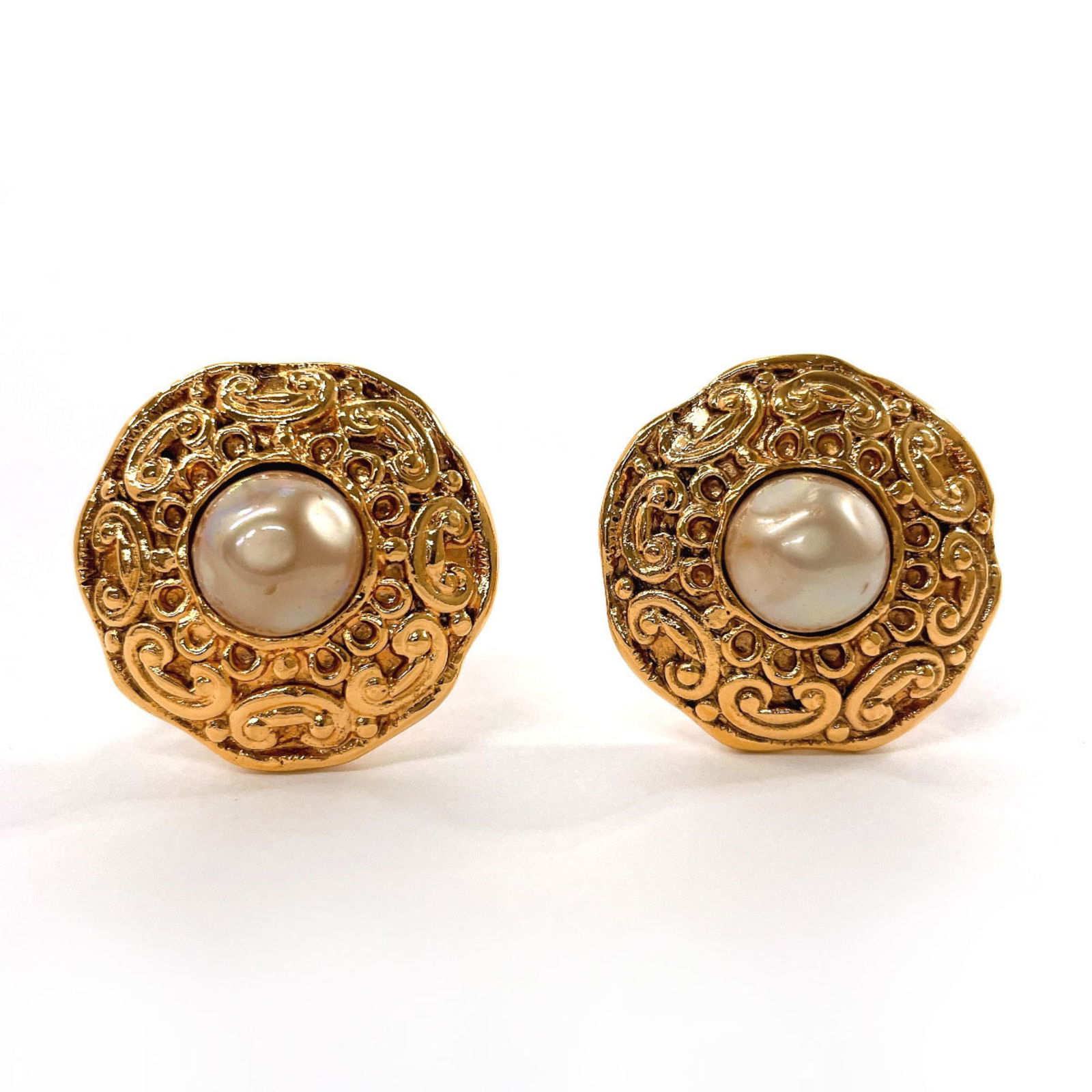 Plating Chanel Clip Earrings Gold: Plating Chanel Clip Earrings Gold This listing features Plating Chanel Clip Earrings Gold. Item specifics are provided below. Item Specifics: Brand: Chanel Type: Clip Earrings Gender: Women Material: