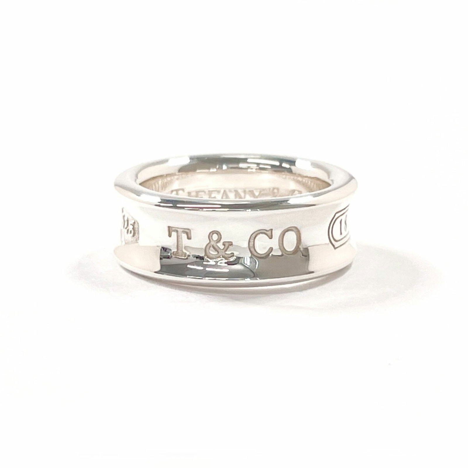 925 Tiffany Band Ring Silver: 925 Tiffany Band Ring Silver This listing features 925 Tiffany Band Ring Silver. Item specifics are provided below. Item Specifics: Brand: Tiffany Type: Band Ring Gender: Women Color: Silver Material: