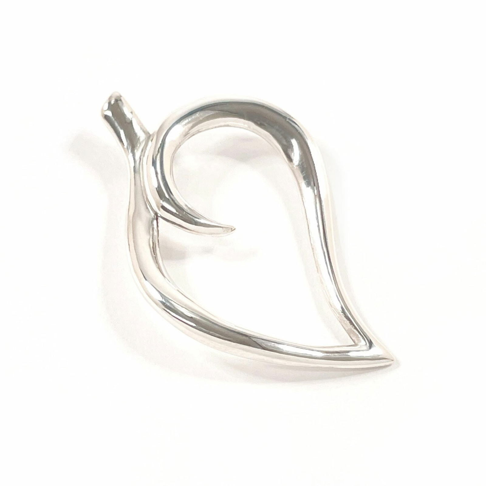 Women's - TIFFANY & Co. Tiffany Leaf Pendant Top - 925 Sterling Silver: Women's - TIFFANY & Co. Tiffany Leaf Pendant Top - 925 Sterling Silver This listing features Women's - TIFFANY & Co. Tiffany Leaf Pendant Top - 925 Sterling Silver. Item specifics are provided below.