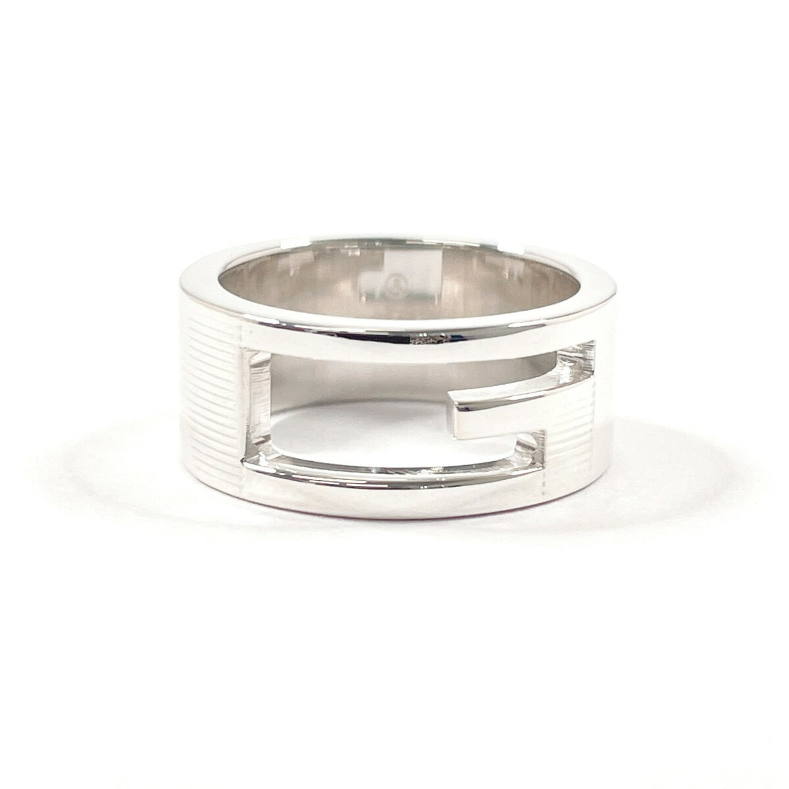 925 Gucci Band Ring Silver: 925 Gucci Band Ring Silver This listing features 925 Gucci Band Ring Silver. Item specifics are provided below. Item Specifics: Brand: Gucci Type: Band Ring Gender: Women Color: Silver Material: Silve