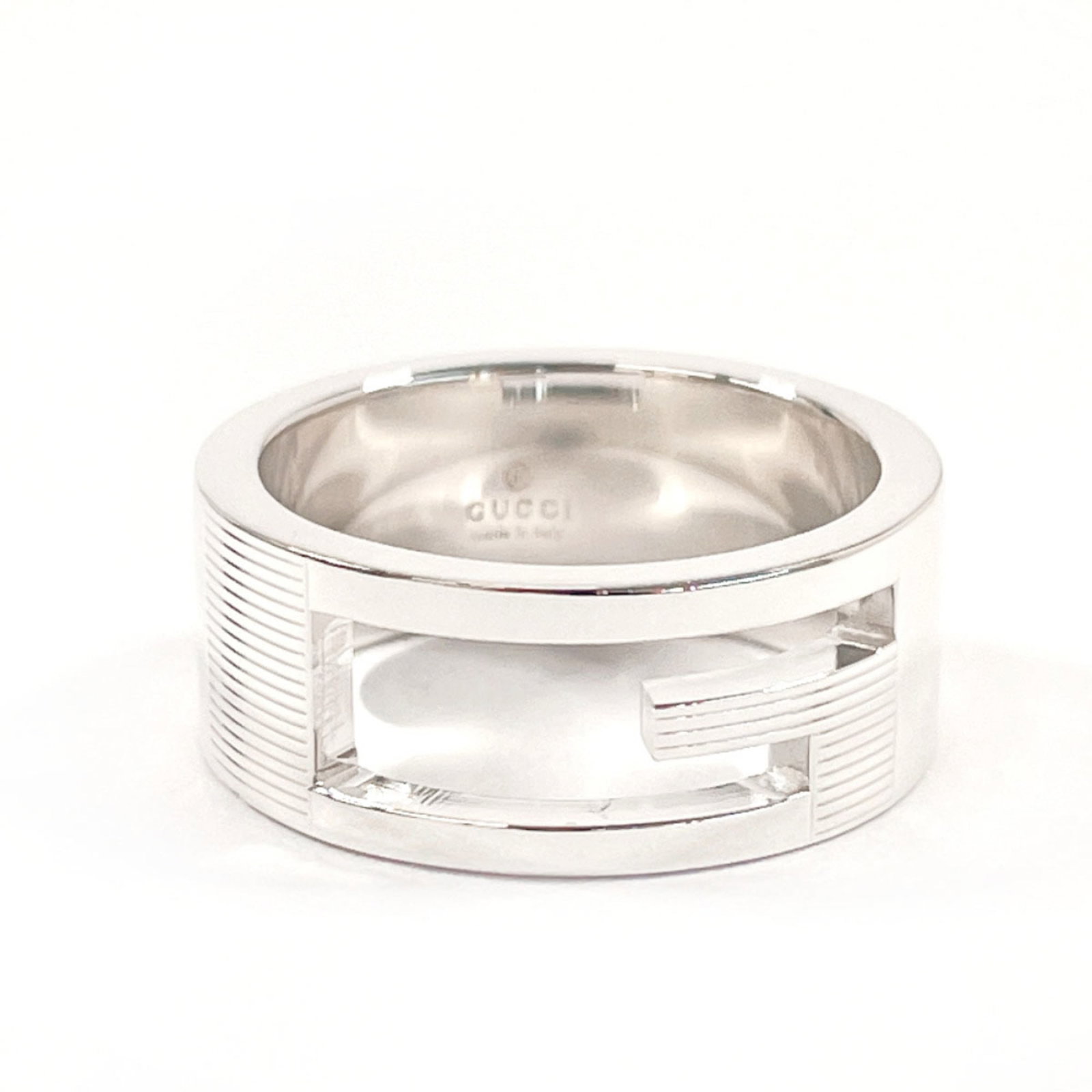 925 Gucci Band Ring Silver: 925 Gucci Band Ring Silver This listing features 925 Gucci Band Ring Silver. Item specifics are provided below. Item Specifics: Brand: Gucci Type: Band Ring Gender: Women Color: Silver Material: Silve